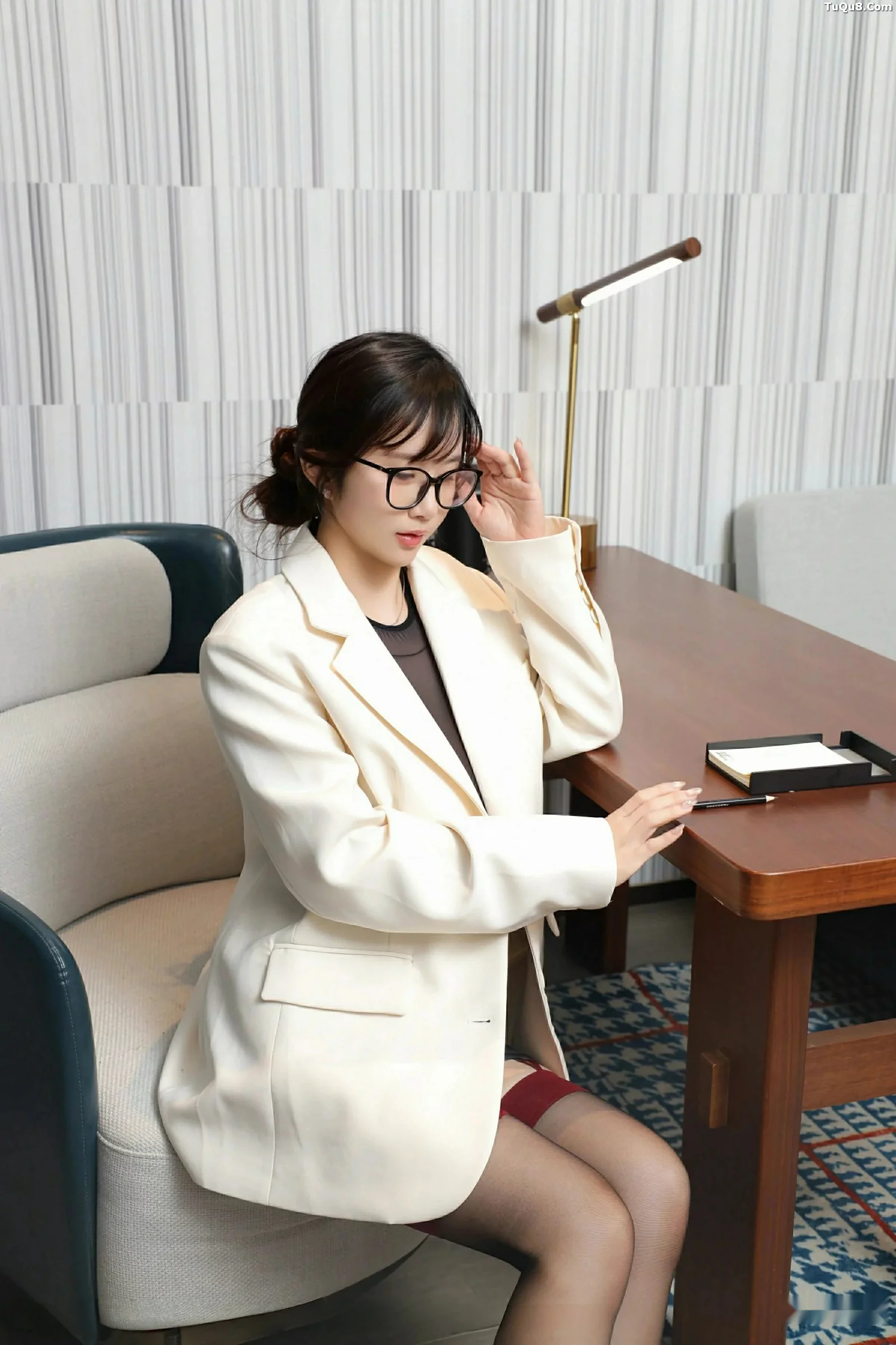 小肉肉咪性感白色OL服饰配黑丝吊袜秀凹凸身材迷人绝美写真72P 4