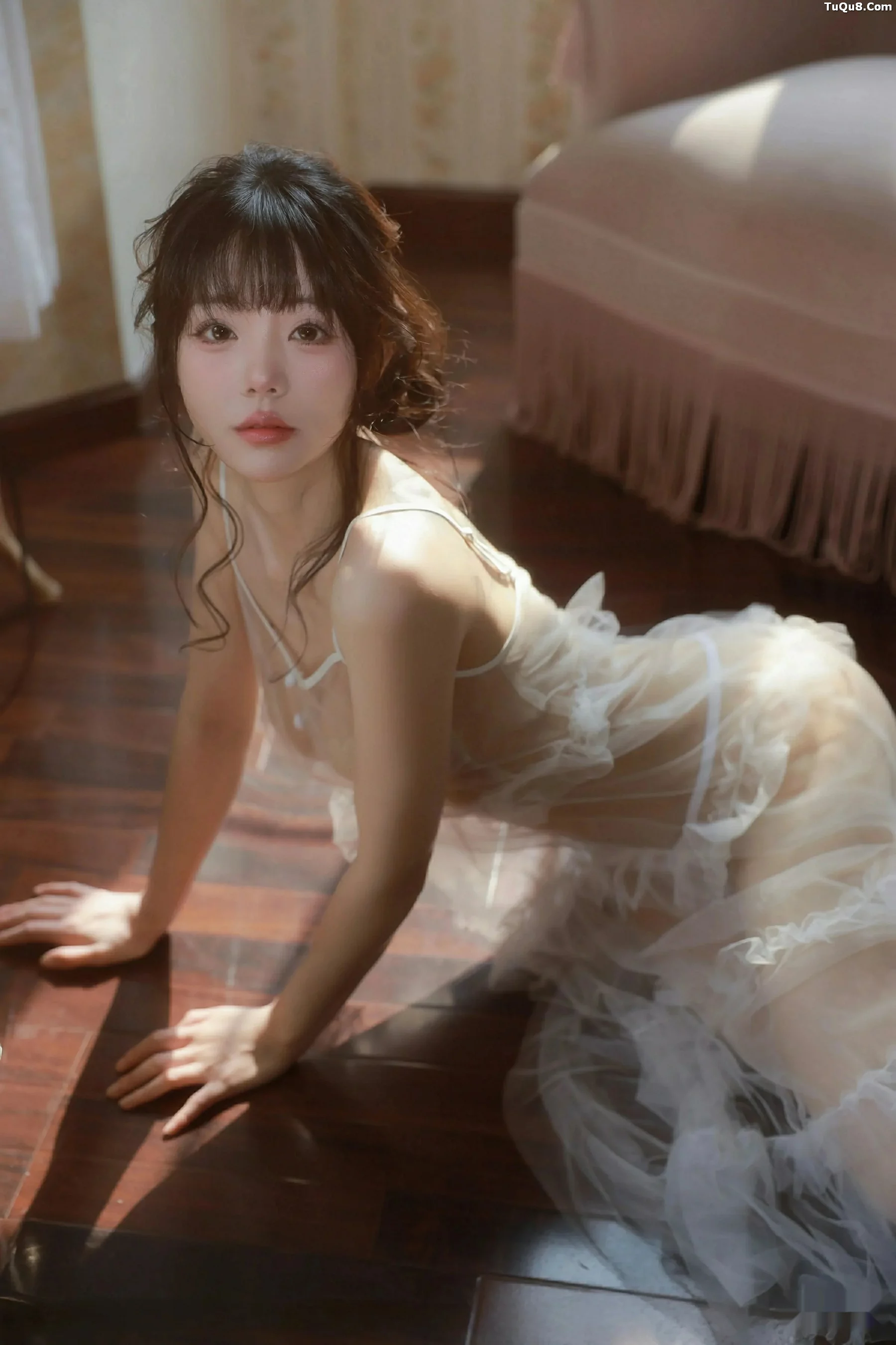 佘贝拉Bella性感连衣长裙露白色情趣内衣秀完美身材绝美写真73P