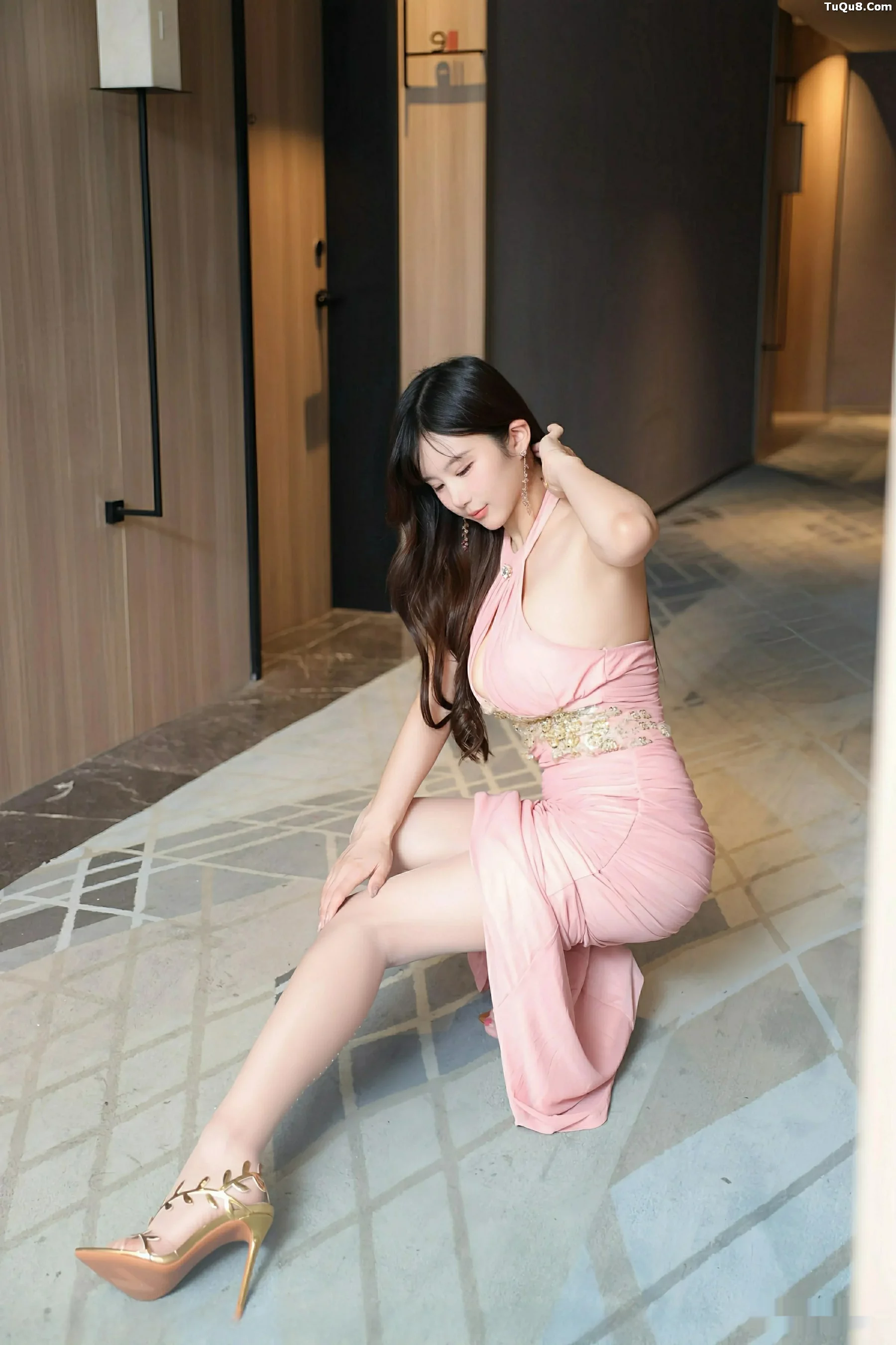 小肉肉咪性感粉色连衣长裙配凉高跟秀凹凸身材撩人绝美写真58P 6