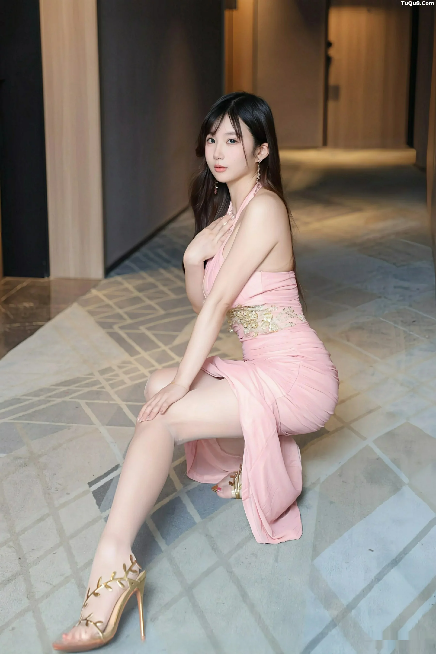 小肉肉咪性感粉色连衣长裙配凉高跟秀凹凸身材撩人绝美写真58P 7