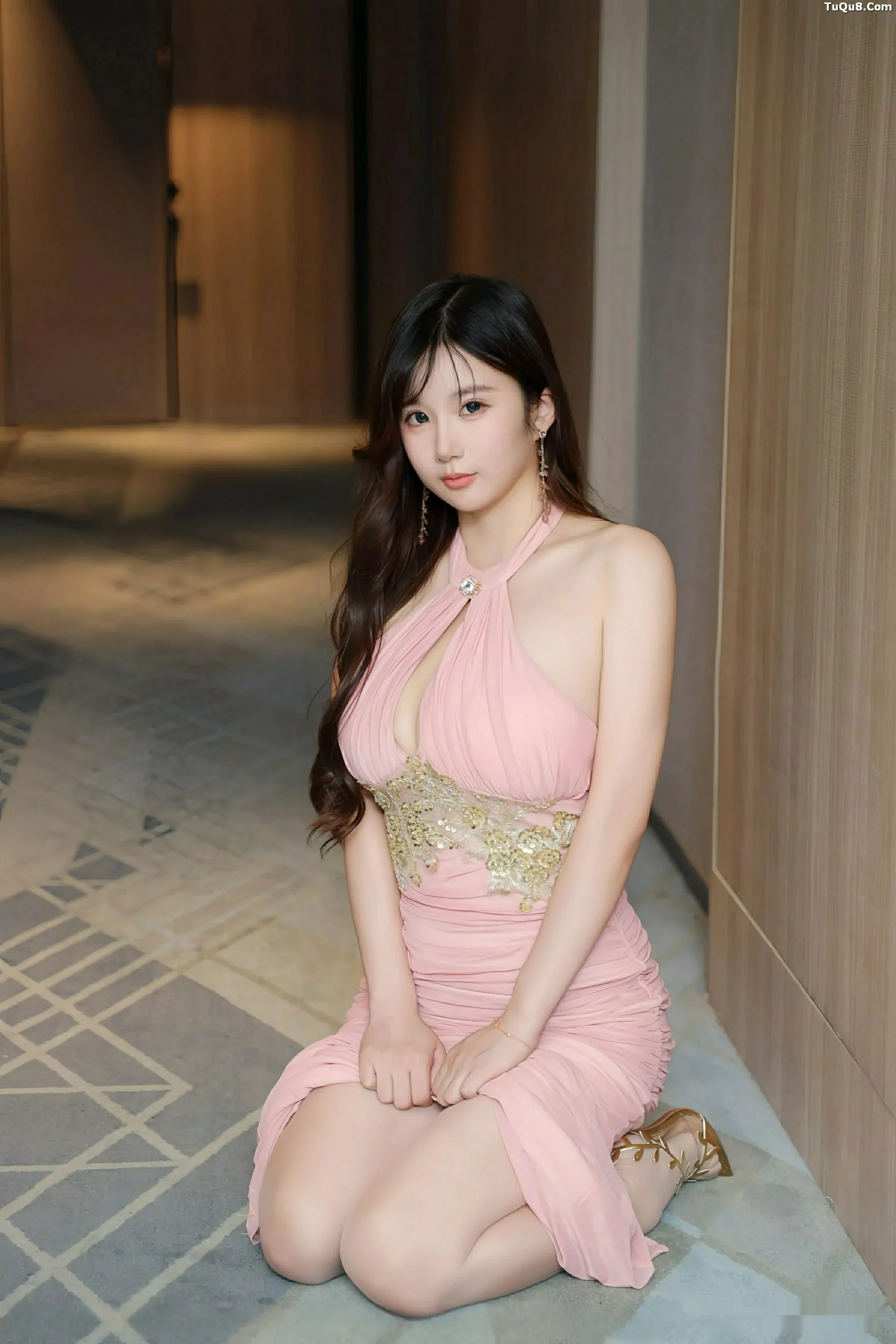 小肉肉咪性感粉色连衣长裙配凉高跟秀凹凸身材撩人绝美写真58P 8