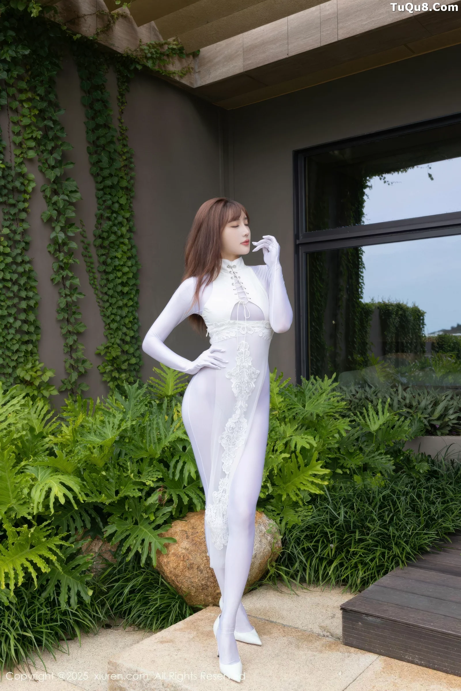 Lù Xuānxuān Sexy White Erotic Qipao Revealing White Bodysuit Show Perfect Figure Gorgeous Photoshoot 80P 2