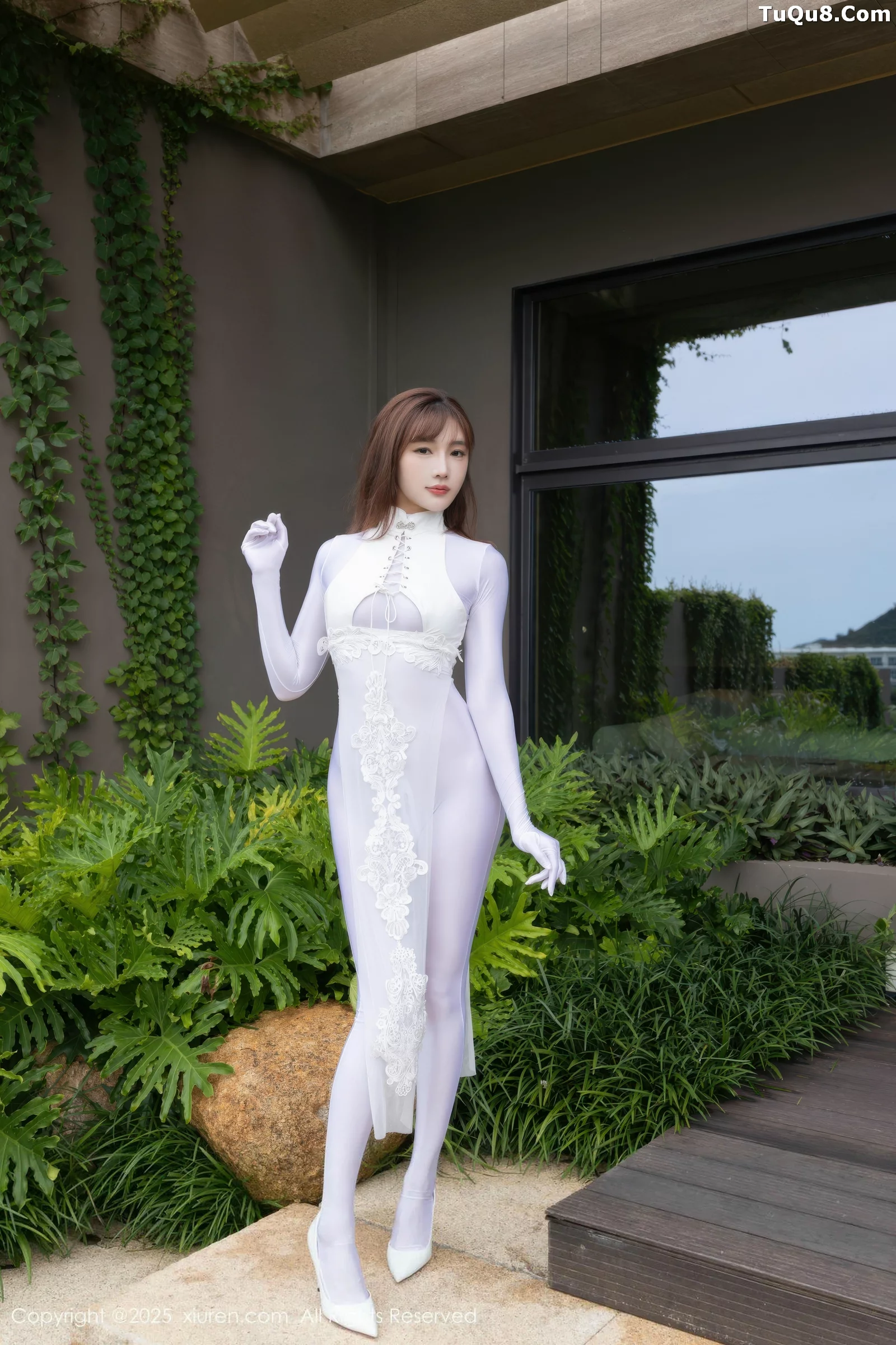 Lù Xuānxuān Sexy White Erotic Qipao Revealing White Bodysuit Show Perfect Figure Gorgeous Photoshoot 80P 3
