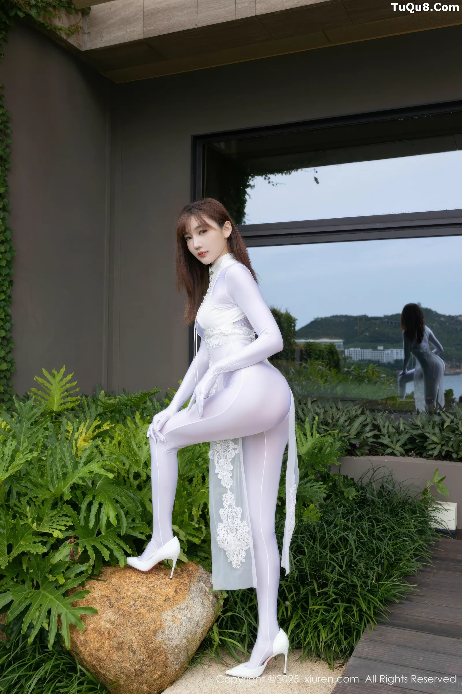 Lù Xuānxuān Sexy White Erotic Qipao Revealing White Bodysuit Show Perfect Figure Gorgeous Photoshoot 80P 4