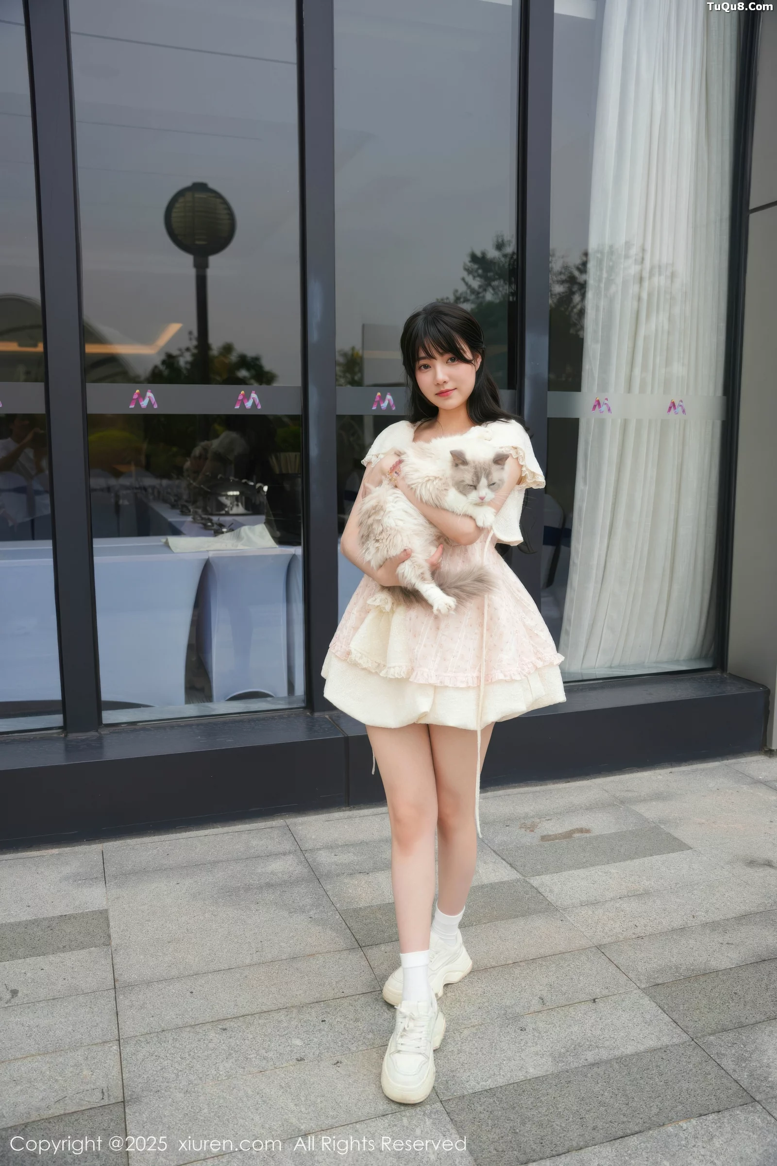 软情性感浅色连衣短裙配白色腿袜秀翘臀撩人绝美写真71P 8