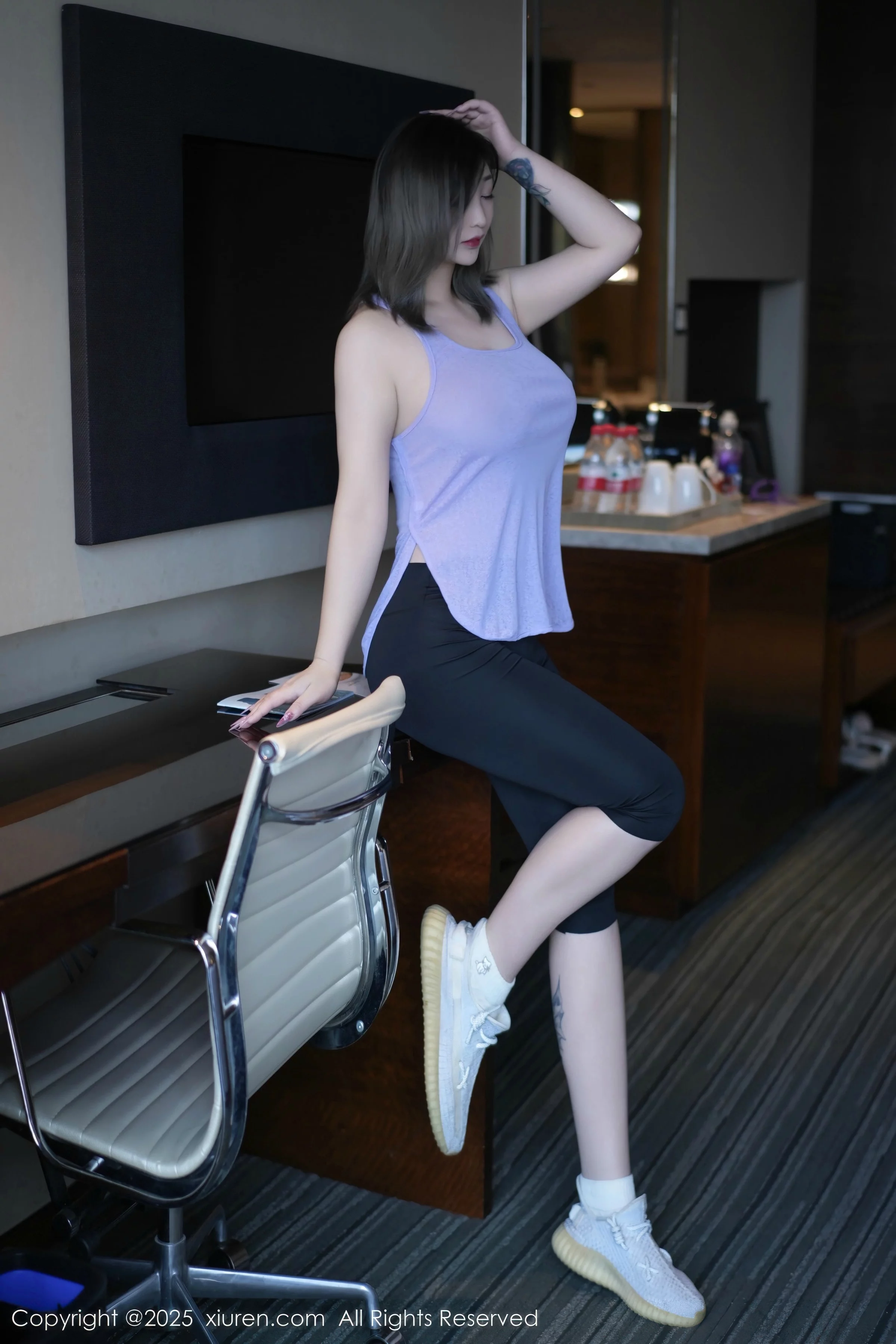 Daji_Toxic Sexy Purple-Gray Top and Black Shorts Showcasing Voluptuous Figure Stunning Photoshoot 85P 5