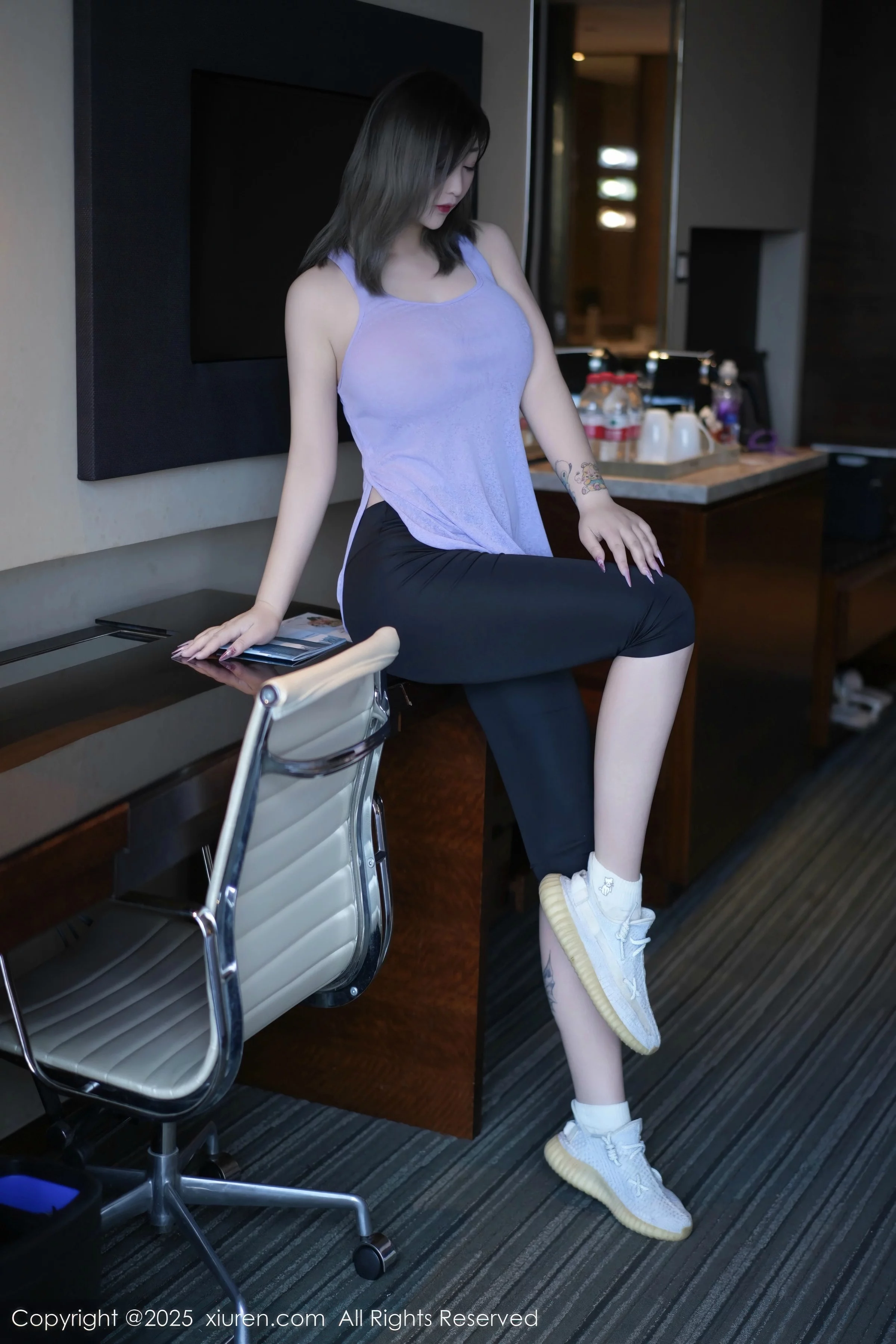 Daji_Toxic Sexy Purple-Gray Top and Black Shorts Showcasing Voluptuous Figure Stunning Photoshoot 85P 6