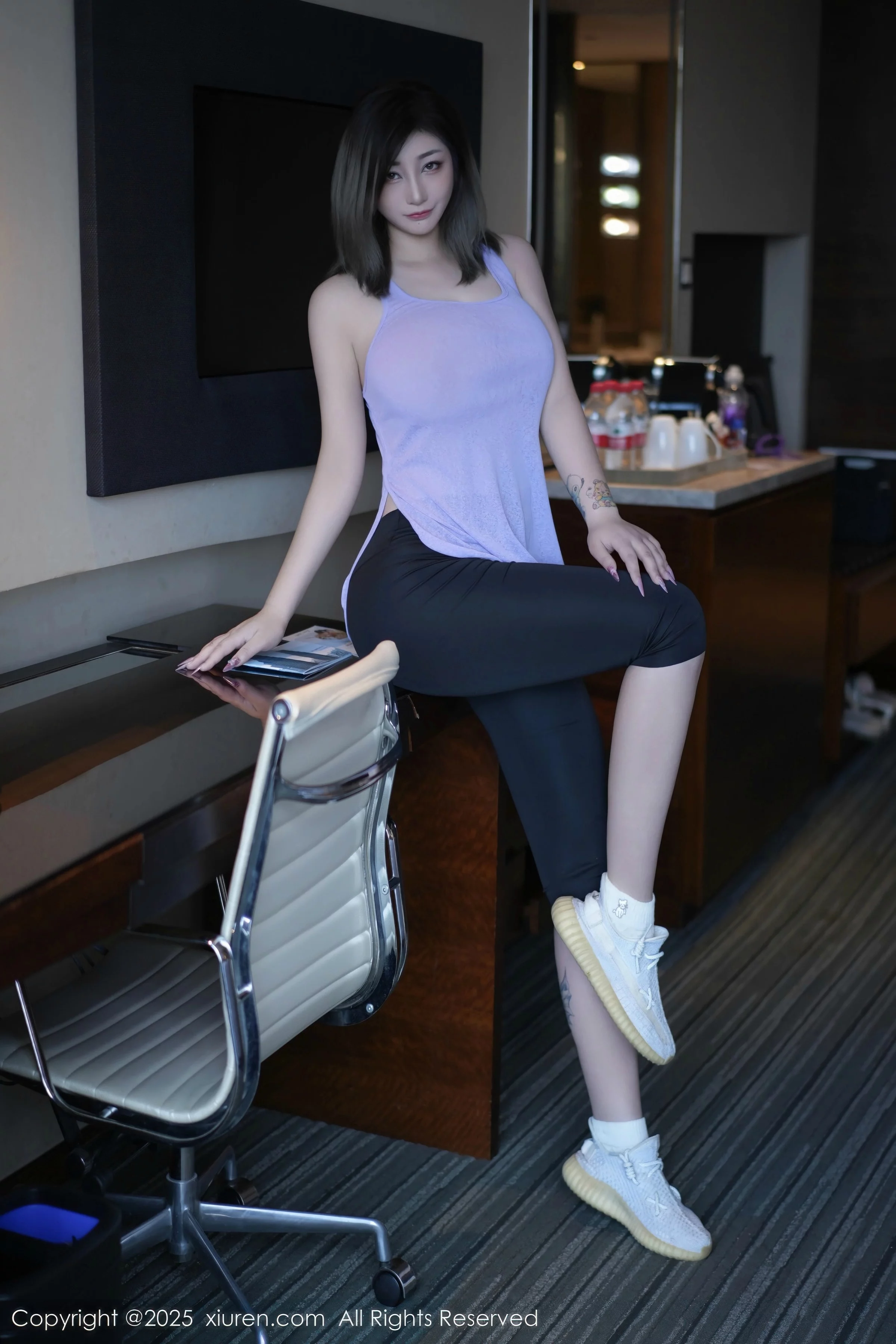 Daji_Toxic Sexy Purple-Gray Top and Black Shorts Showcasing Voluptuous Figure Stunning Photoshoot 85P 7