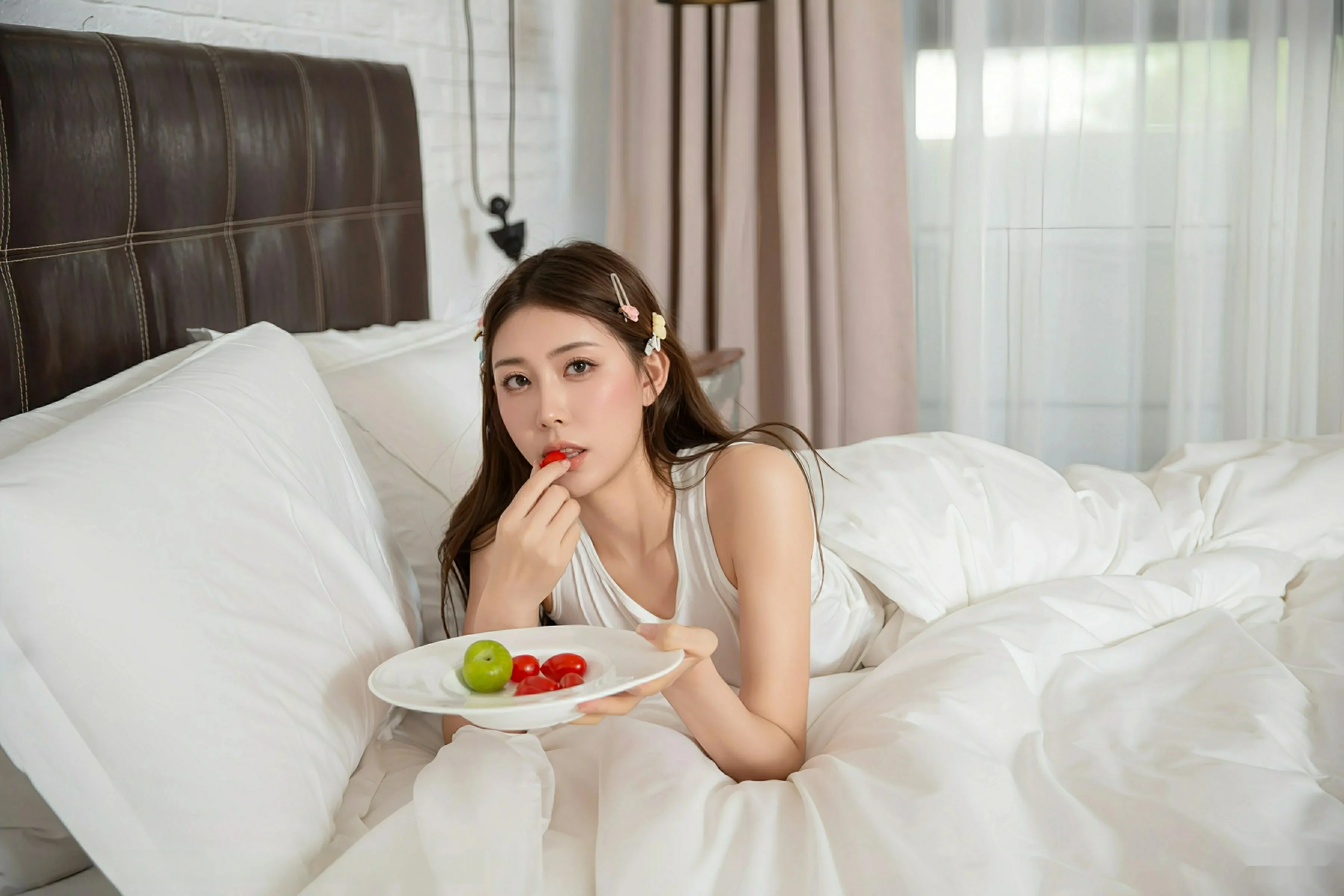 Yuexi Private Sexy White Loungewear & White Stockings Photo Shoot: Stunning Curves and Legs | 72P