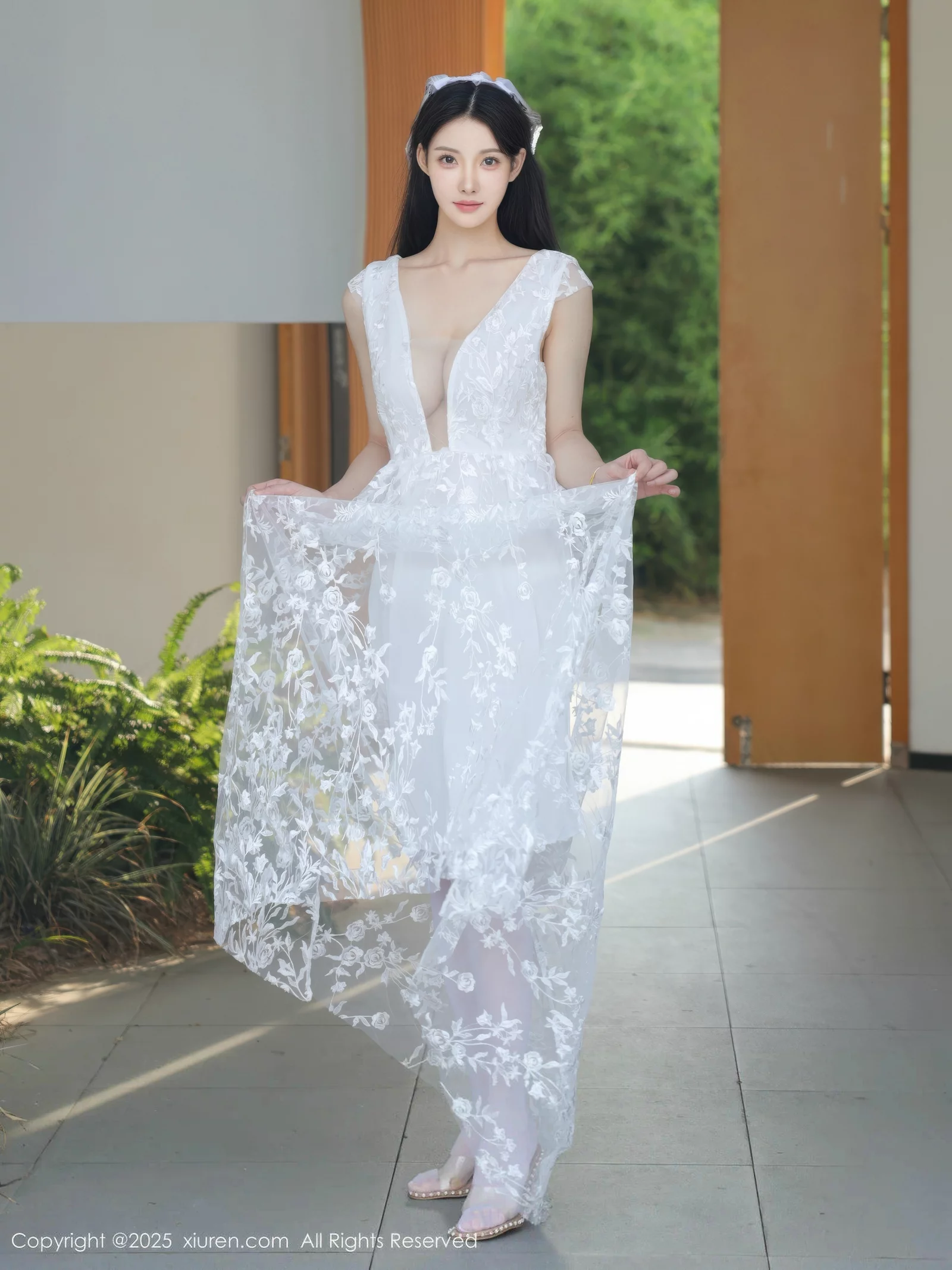 Lí Shuāng'ér sexy low-cut white wedding dress with white stockings showing off voluptuous figure perfect absolute beauty photos 82P 2