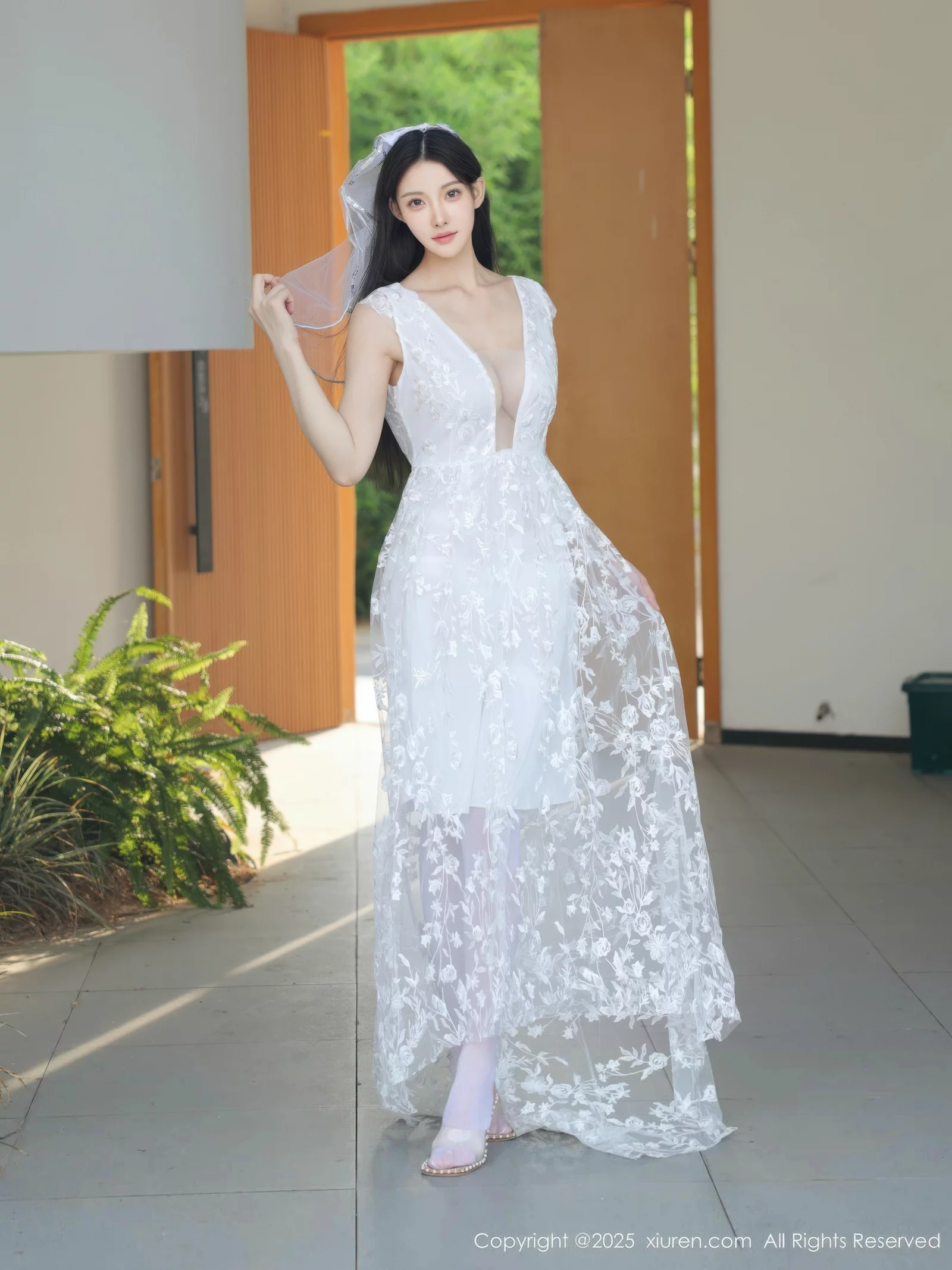 Lí Shuāng'ér sexy low-cut white wedding dress with white stockings showing off voluptuous figure perfect absolute beauty photos 82P 3