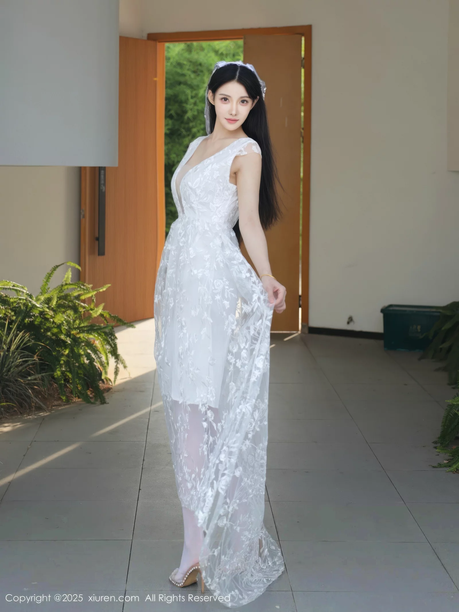 Lí Shuāng'ér sexy low-cut white wedding dress with white stockings showing off voluptuous figure perfect absolute beauty photos 82P 5