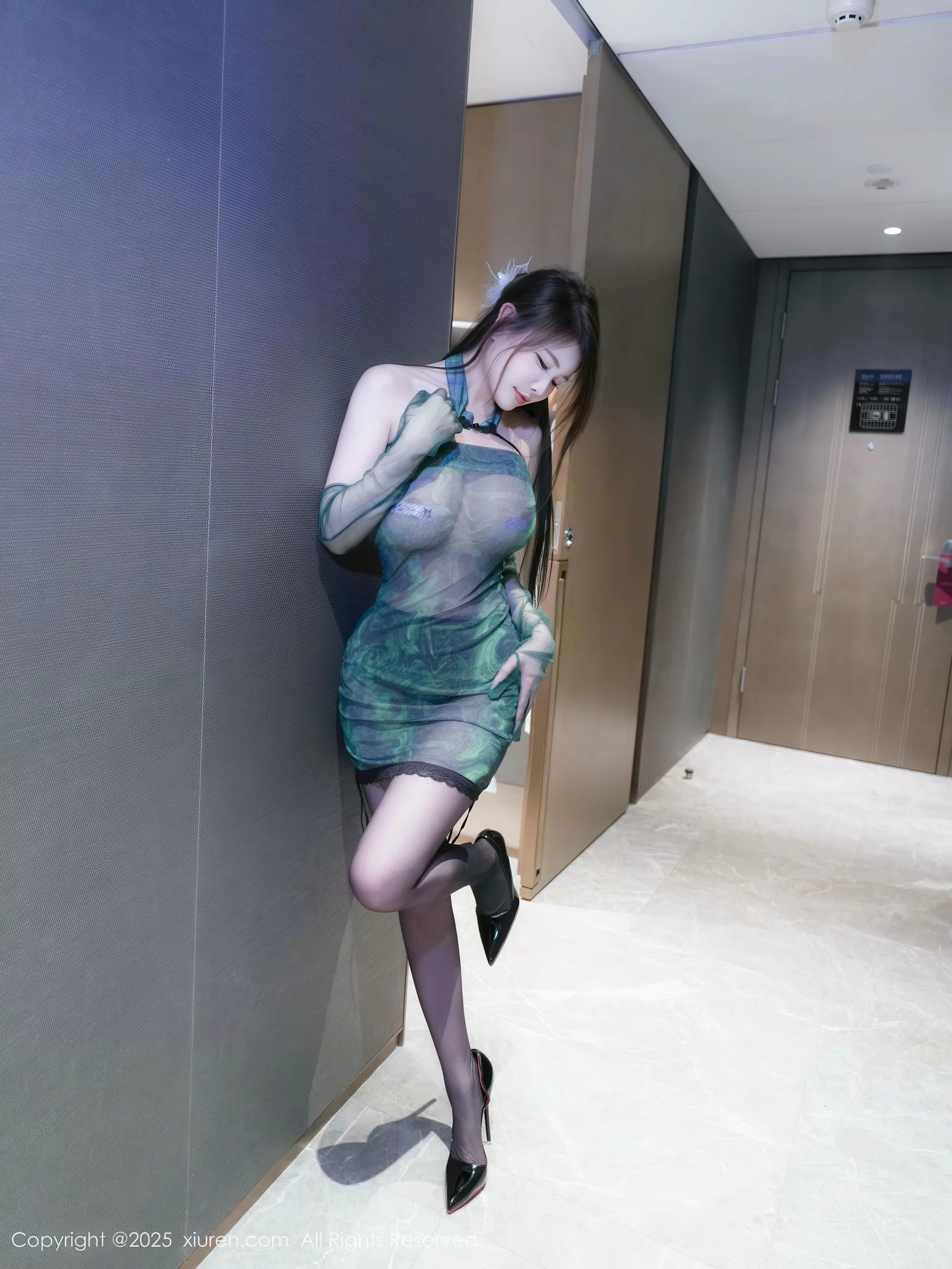 Sweet妮 Sexy Green Sheer Mini Dress with Ultra-Thin Black Stockings Photo Shoot of Curvy Figure 48P