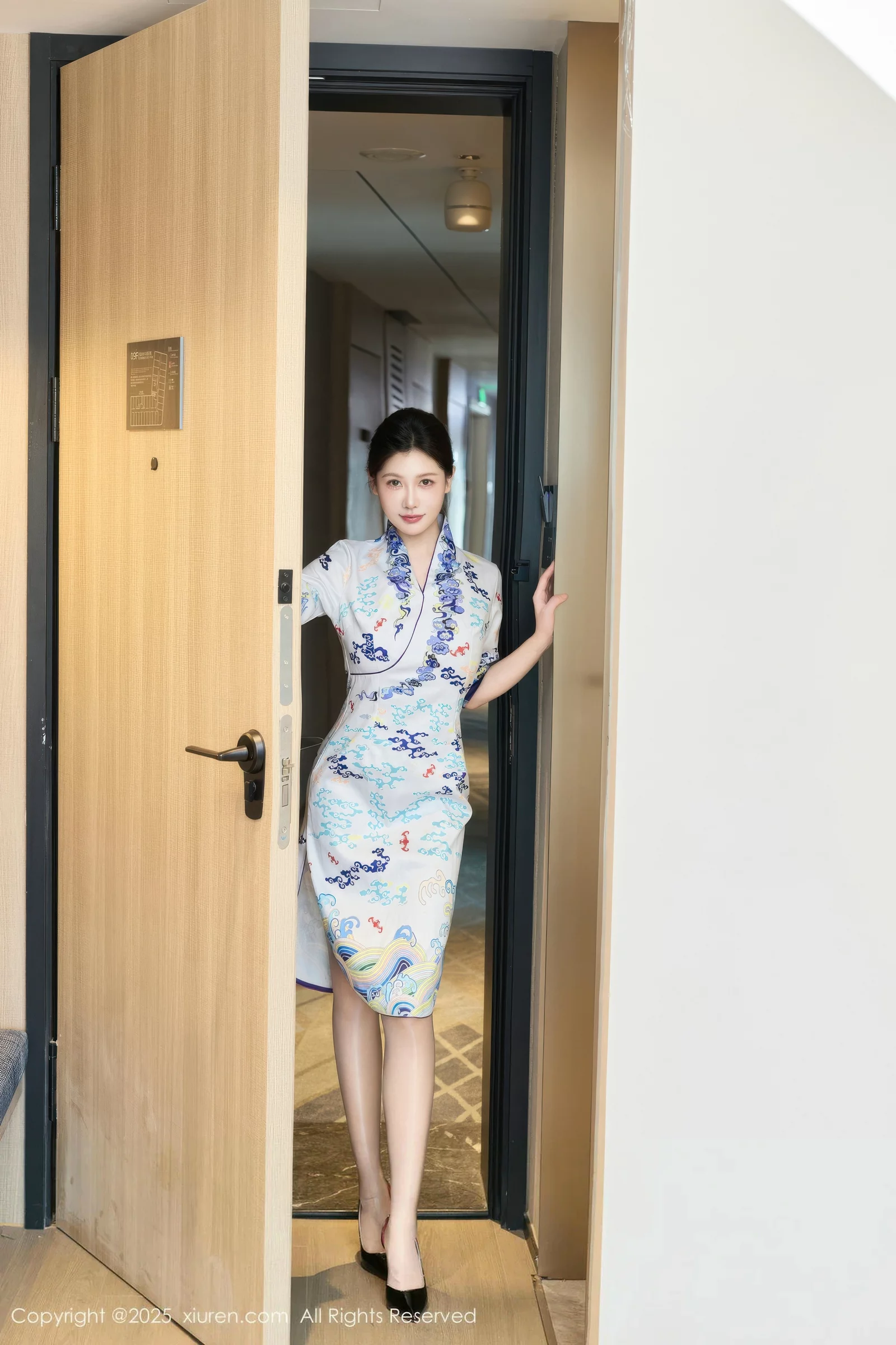 Yin Tiantian: Sexy Flight Attendant Qipao Uniform, White Lingerie & Gray Stockings Photoshoot | 54P