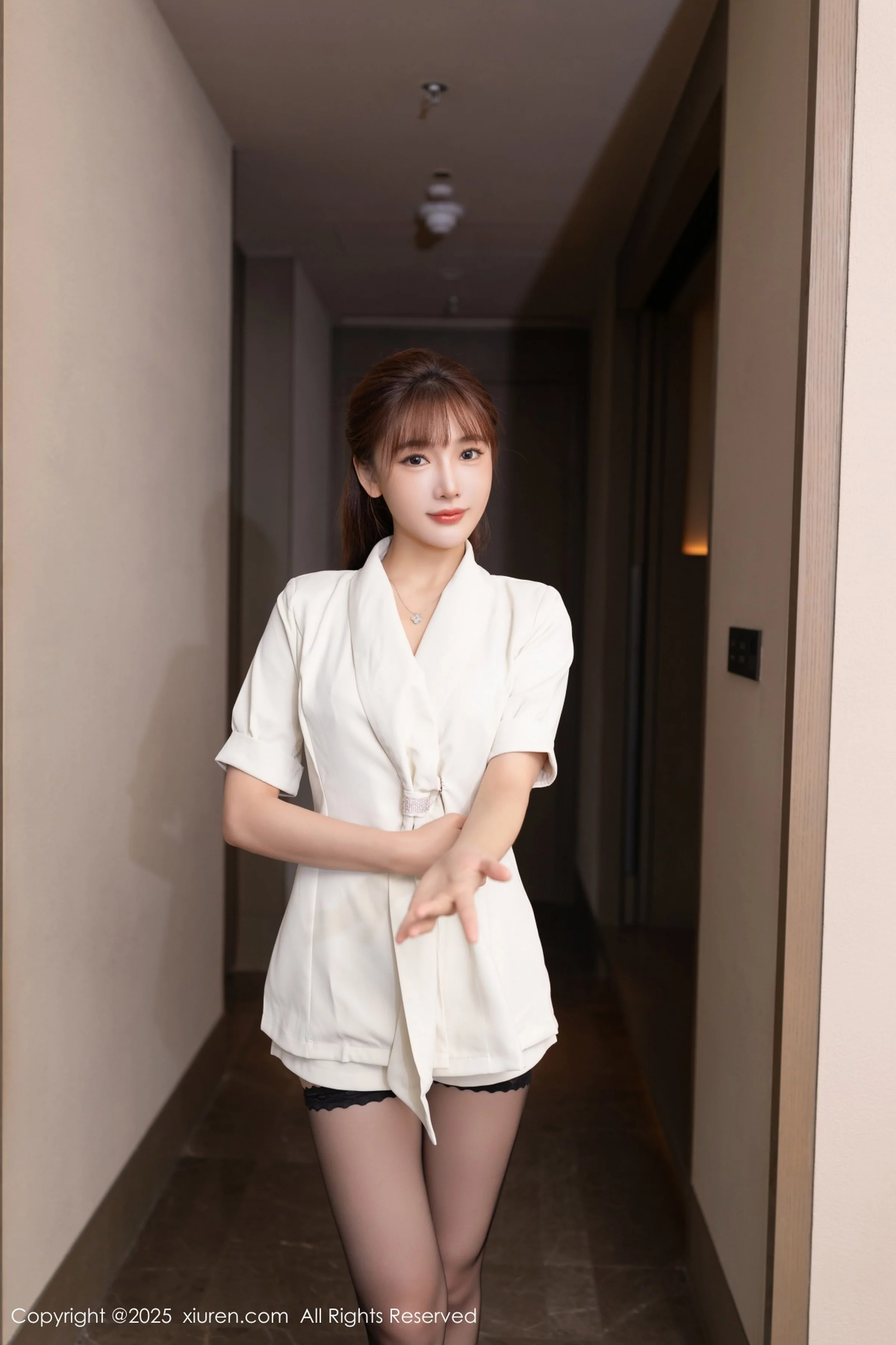 Lu Xuanxuan sexy white suit revealing black lingerie paired with ultra-thin black stockings, showing beautiful legs, gorgeous photoshoot 70P 2