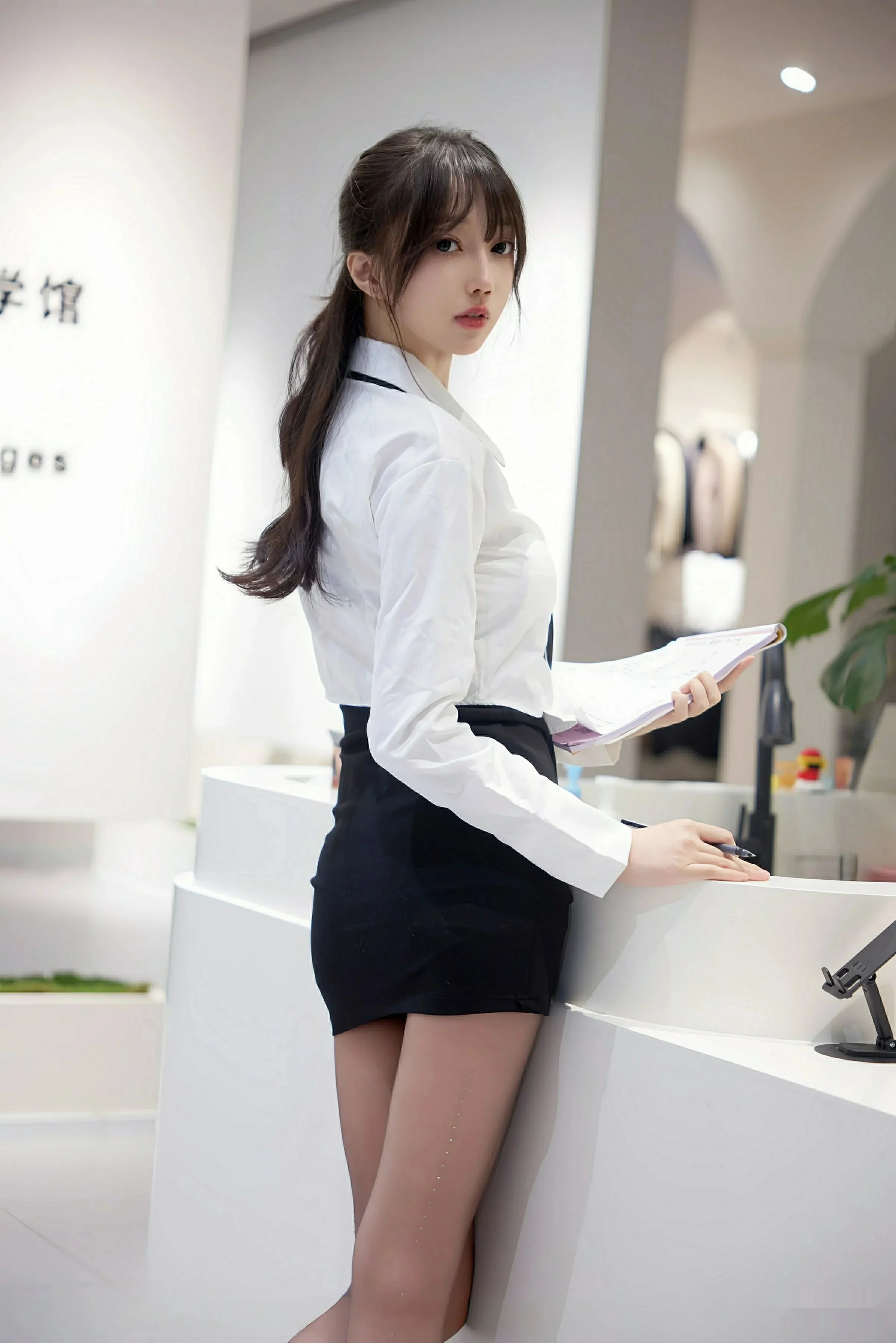 Yue'er Yue'er sexy white shirt paired with black mini skirt revealing ultra-thin black stockings beautiful legs stunning photoshoot 58P 5