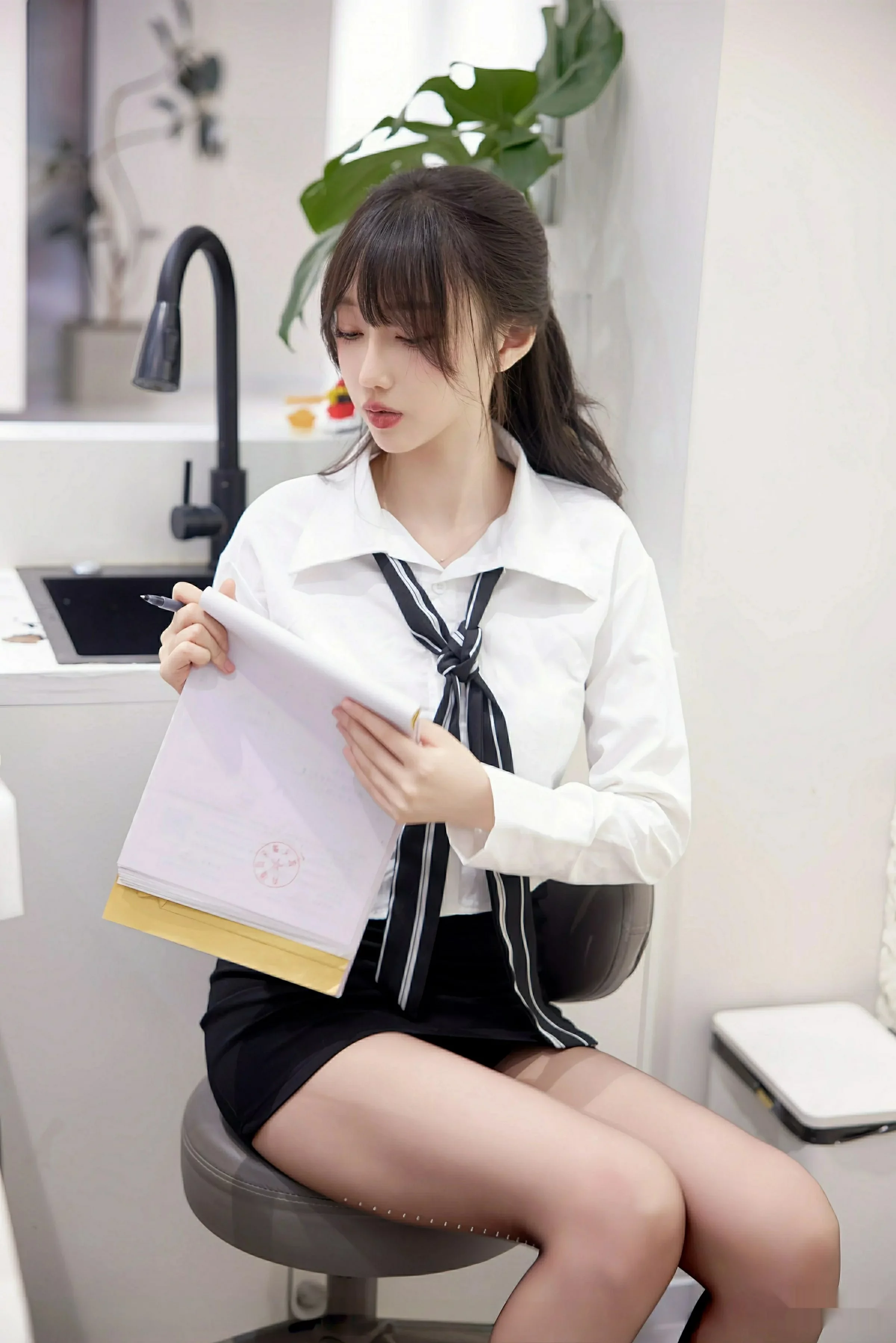 Yue'er Yue'er sexy white shirt paired with black mini skirt revealing ultra-thin black stockings beautiful legs stunning photoshoot 58P 7