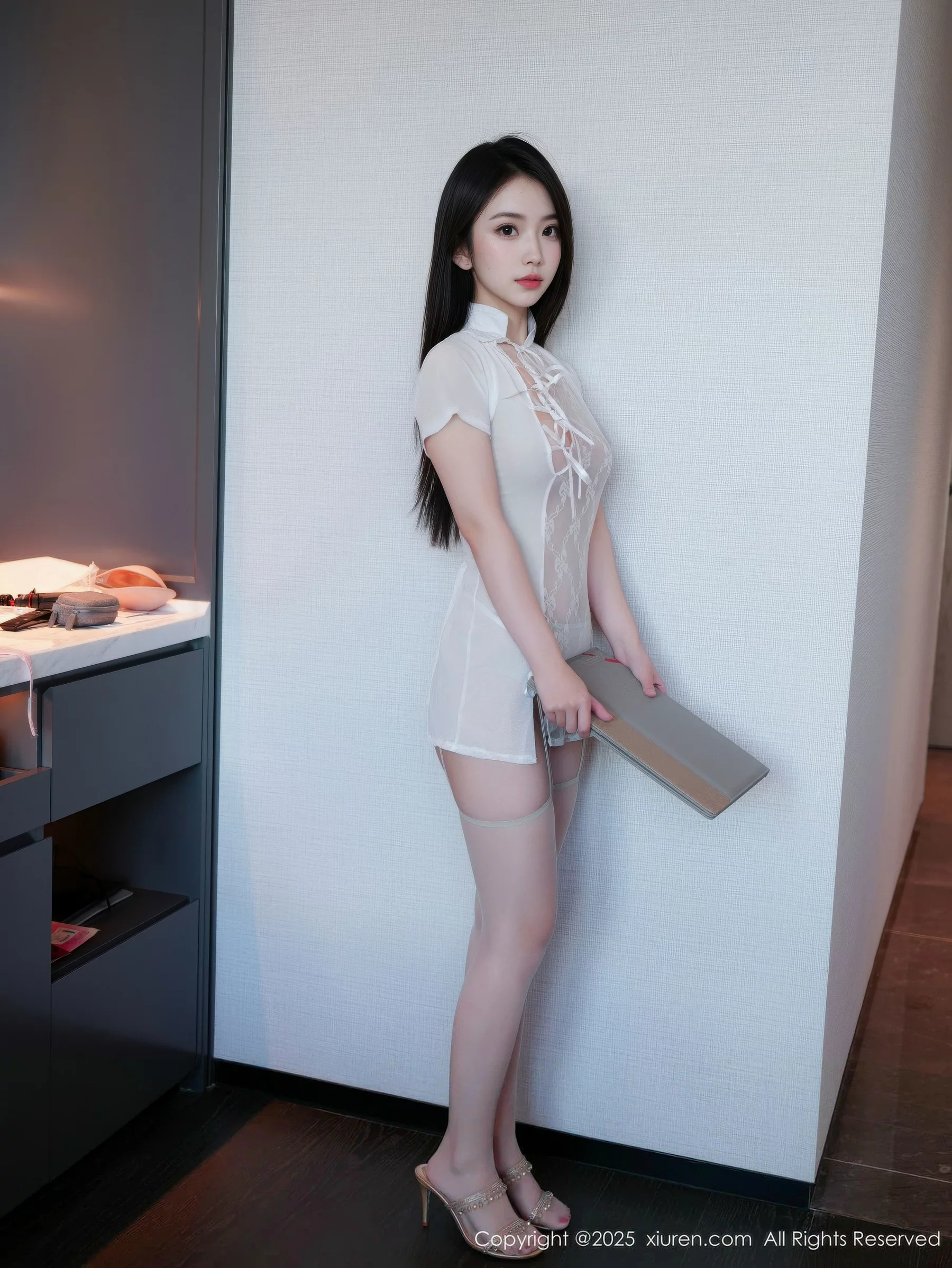 烧烧小桃性感白色薄纱内衣配灰丝吊袜秀曼妙身姿绝美写真60P