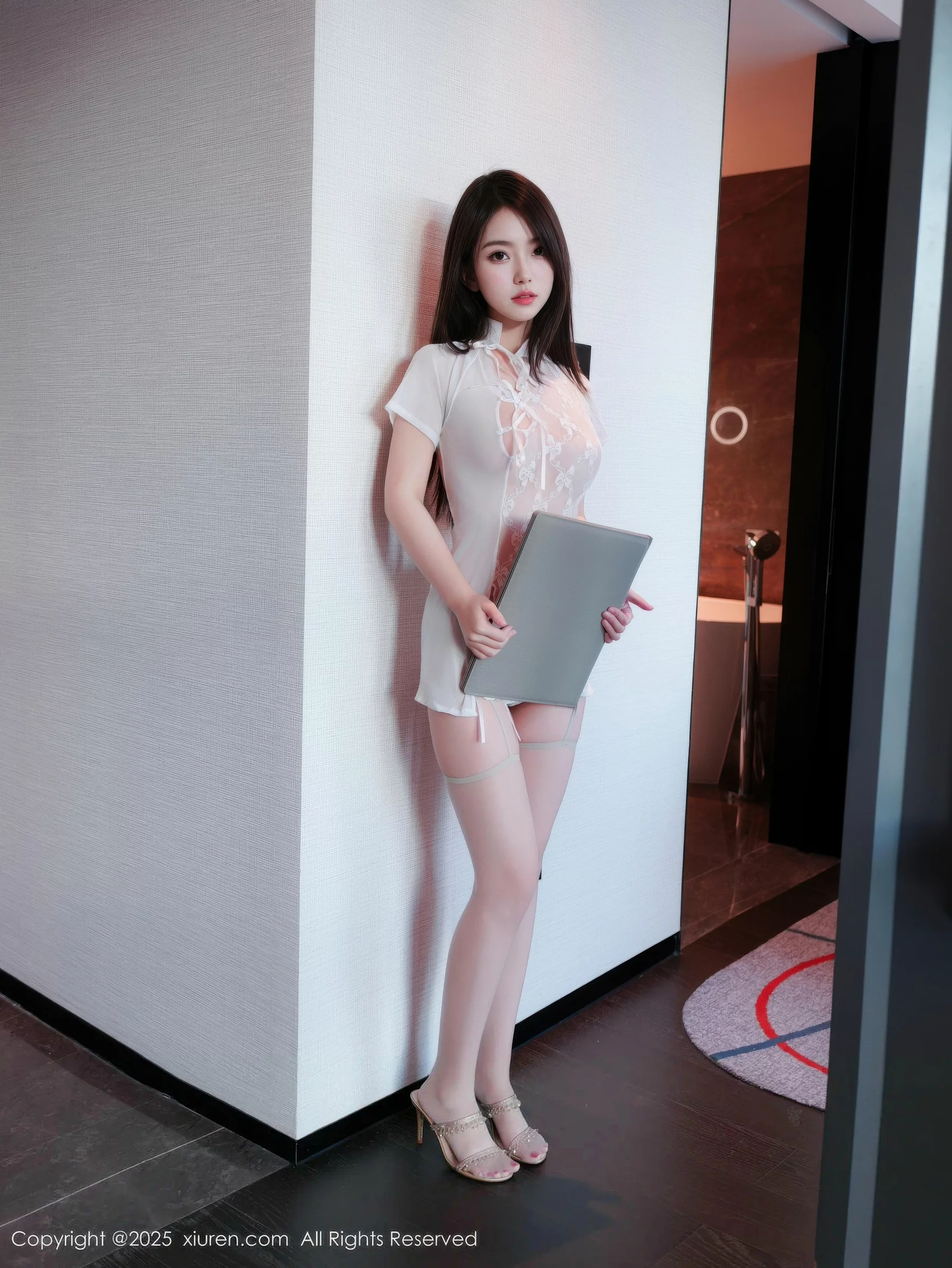 烧烧小桃性感白色薄纱内衣配灰丝吊袜秀曼妙身姿绝美写真60P 5