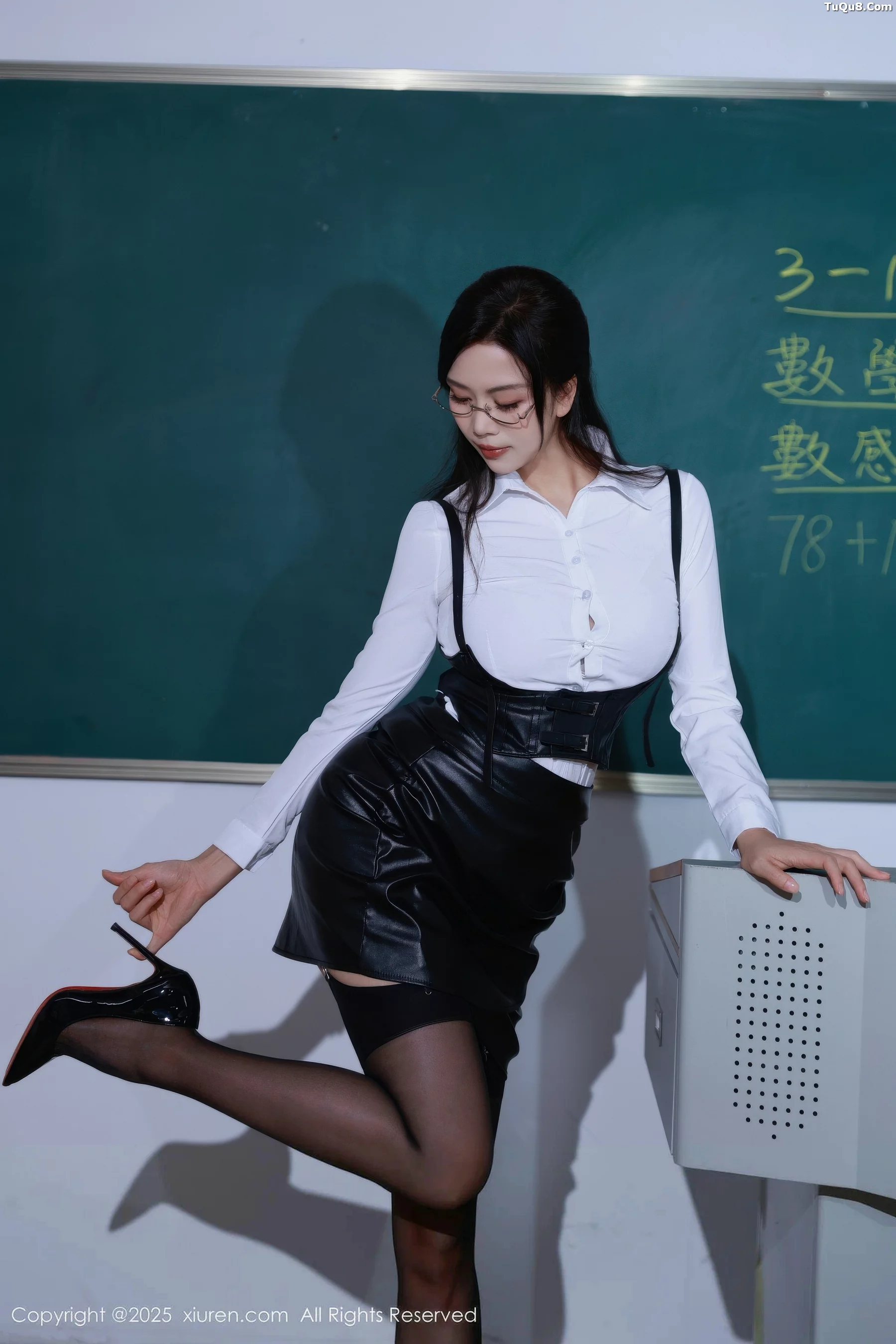 玫瑰我爱你性感白色衬衫配黑短裙露黑丝吊袜极致魅惑写真63P 5