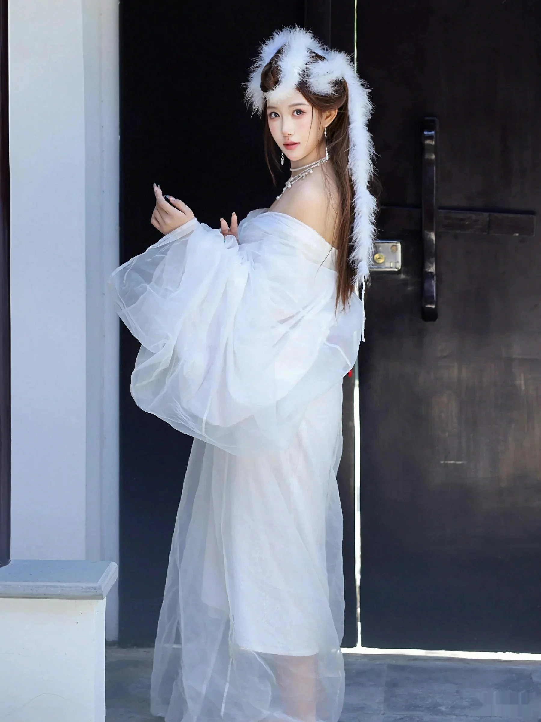 金允希Yuki性感白色锦毛鼠装扮低胸秀丰腴身材完美绝美写真78P