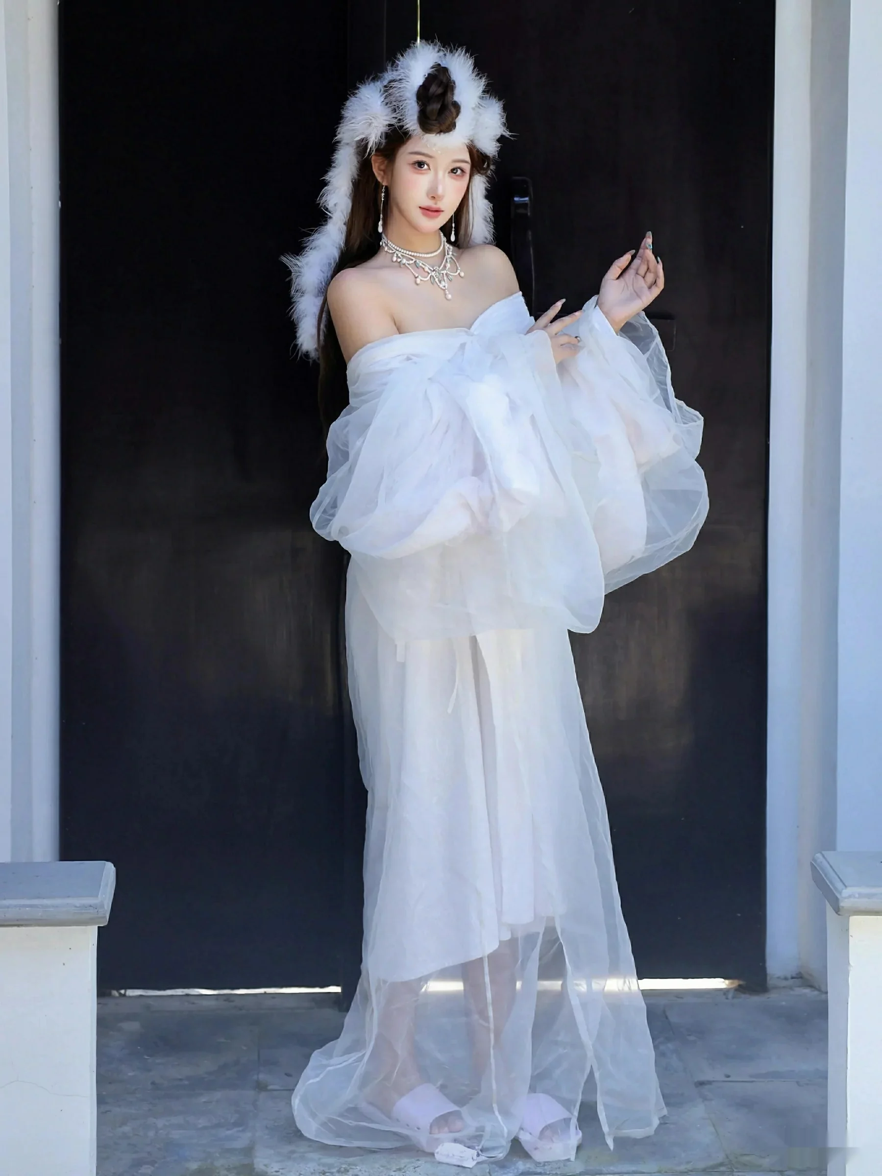 金允希Yuki性感白色锦毛鼠装扮低胸秀丰腴身材完美绝美写真78P 2