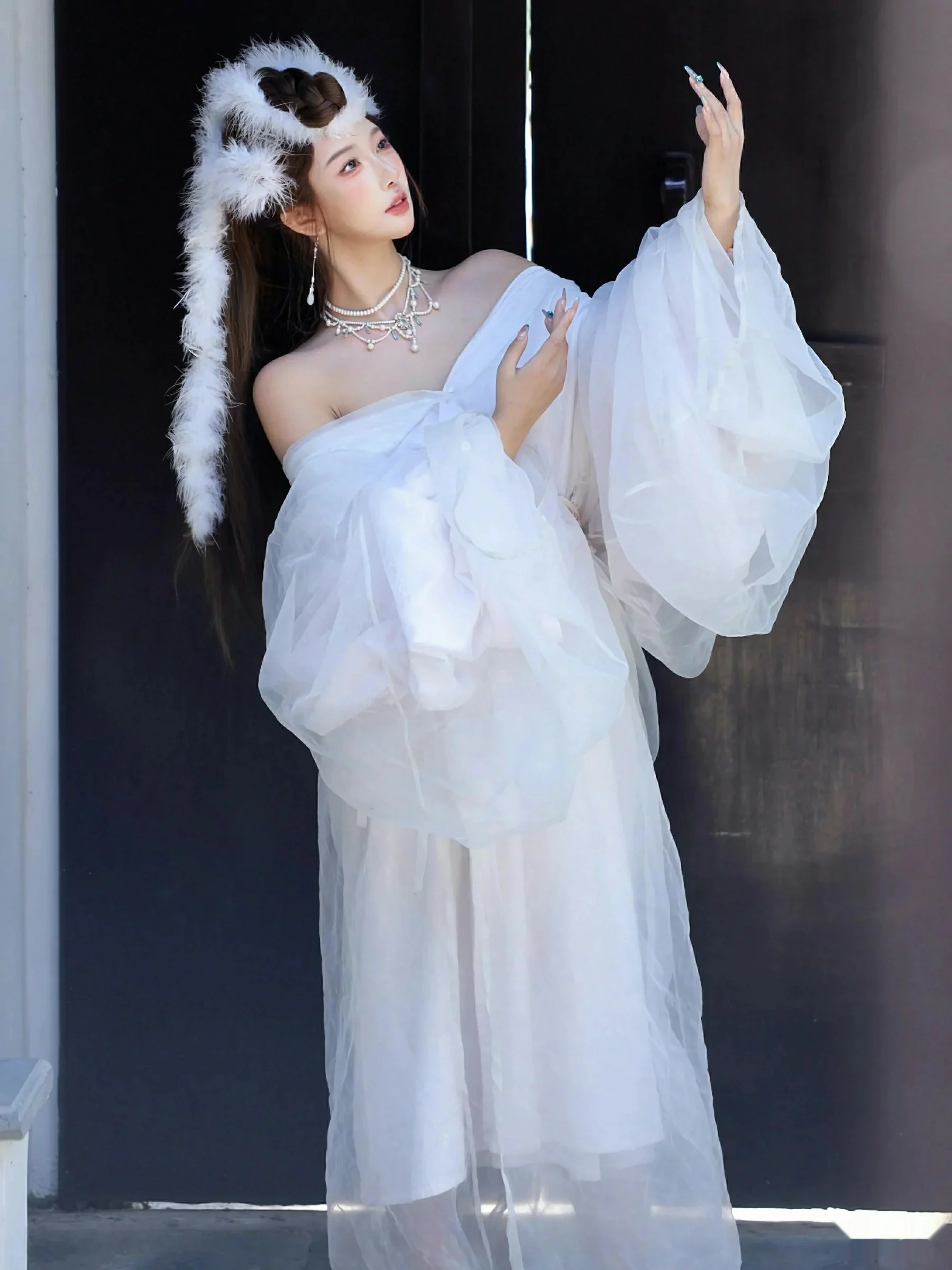 金允希Yuki性感白色锦毛鼠装扮低胸秀丰腴身材完美绝美写真78P 4