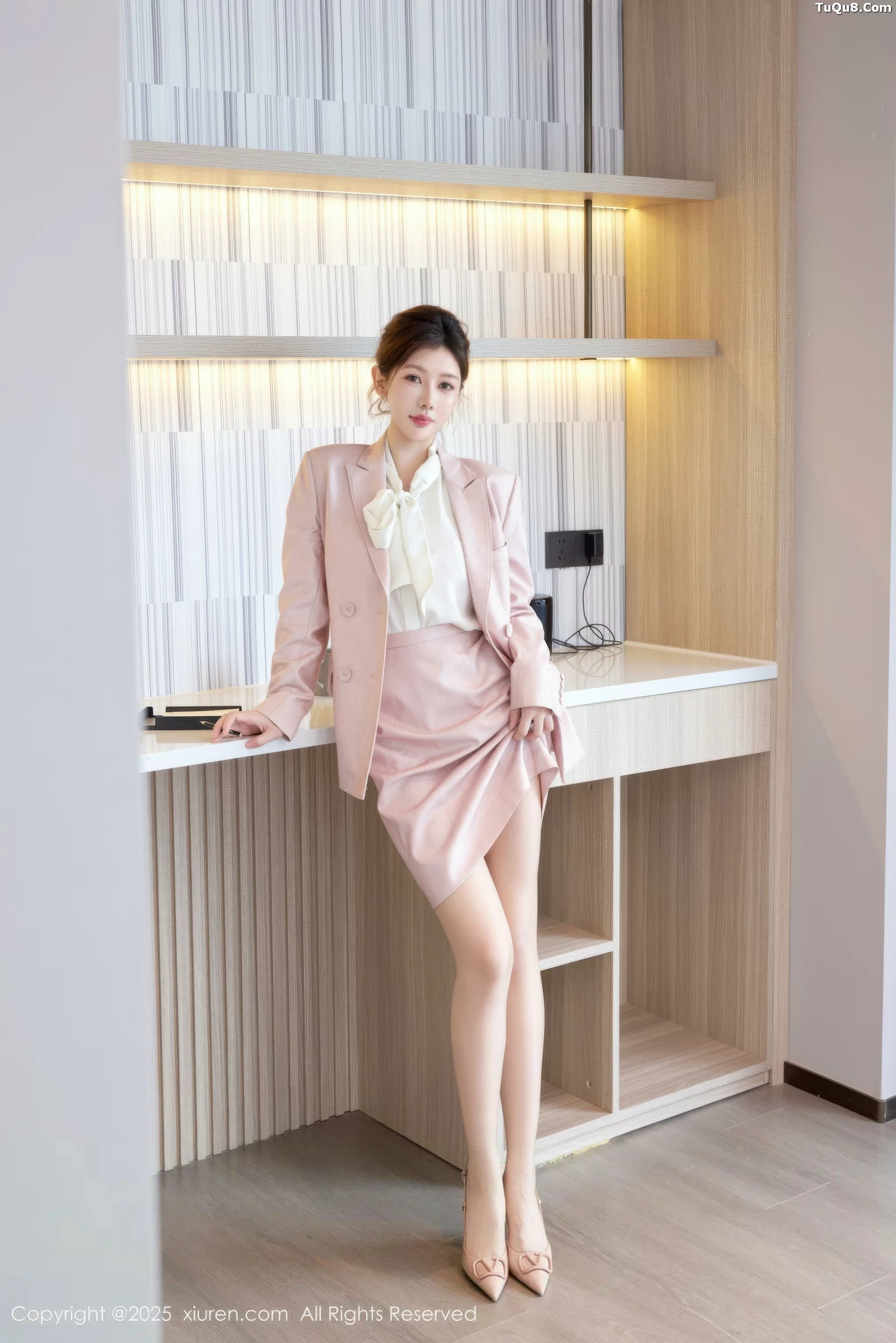 尹甜甜粉色OL制服露红色内衣配肉丝袜秀完美身材绝美写真69P 3