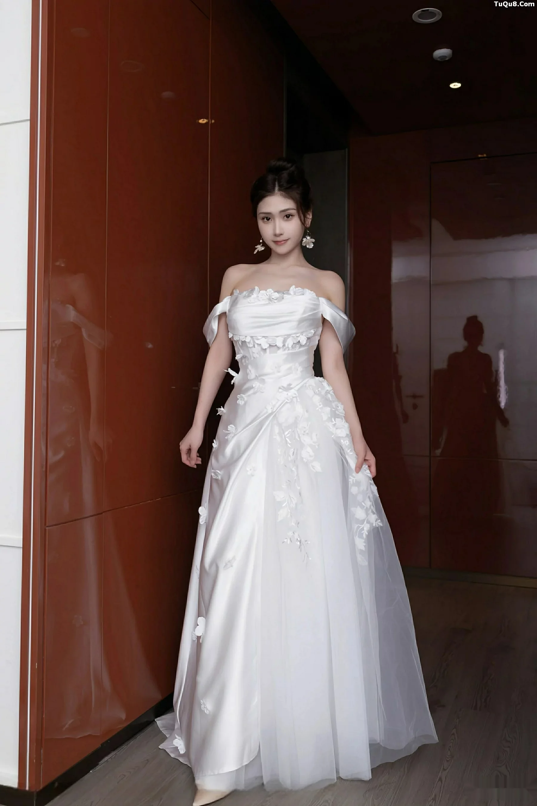 刘婷婷性感白色婚纱露白色内衣配超薄肉丝秀美腿绝美写真80P