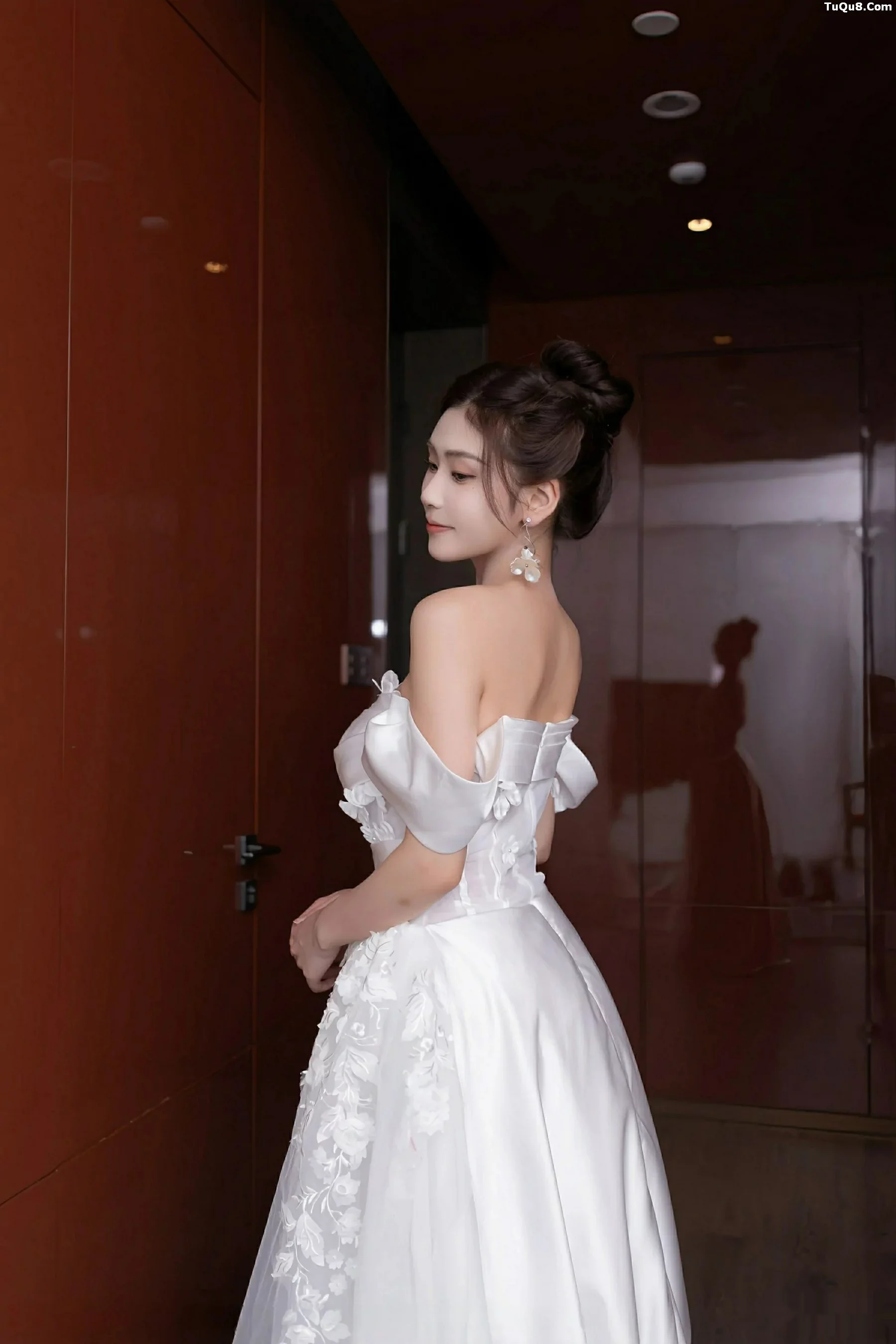 刘婷婷性感白色婚纱露白色内衣配超薄肉丝秀美腿绝美写真80P 2