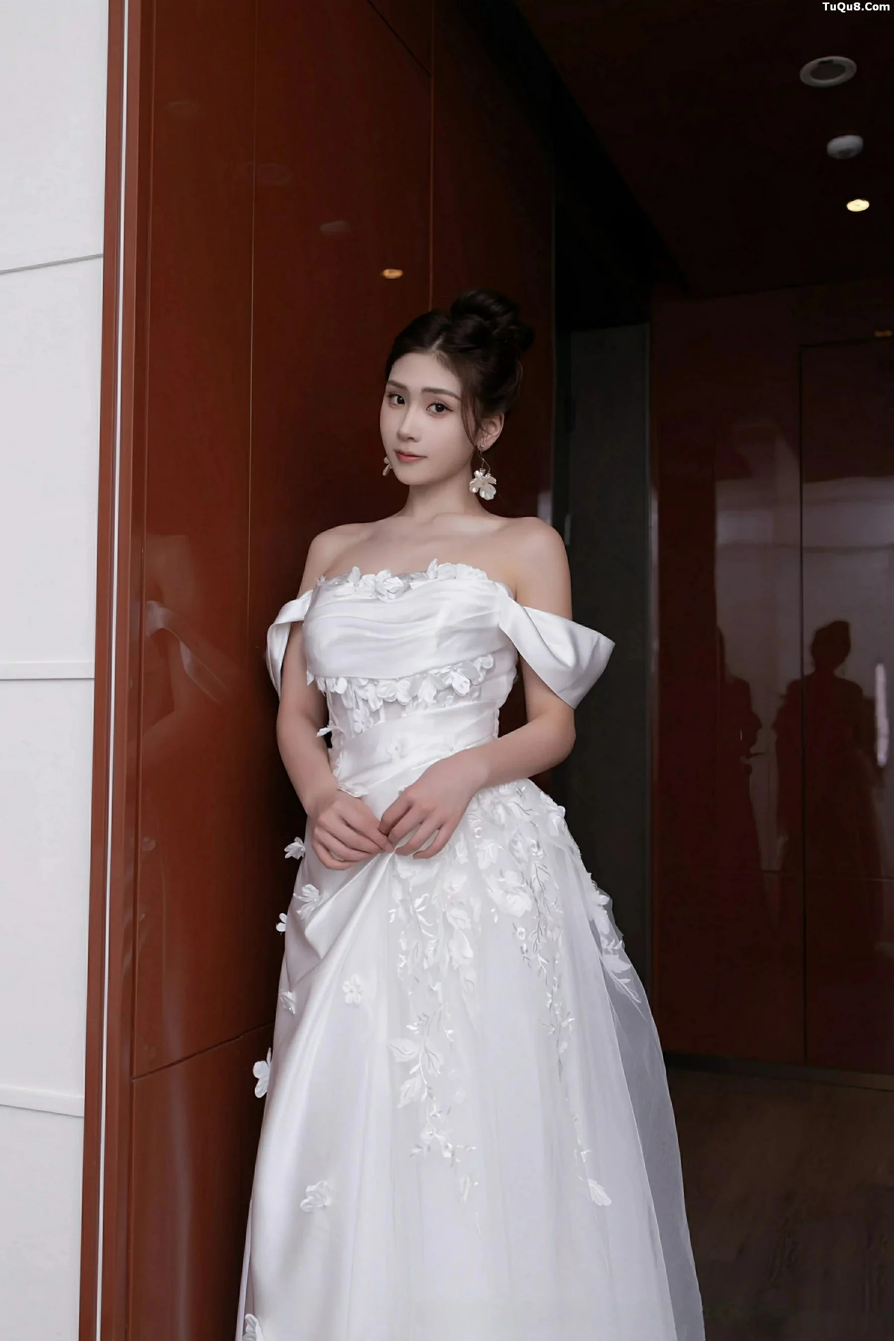 刘婷婷性感白色婚纱露白色内衣配超薄肉丝秀美腿绝美写真80P 4