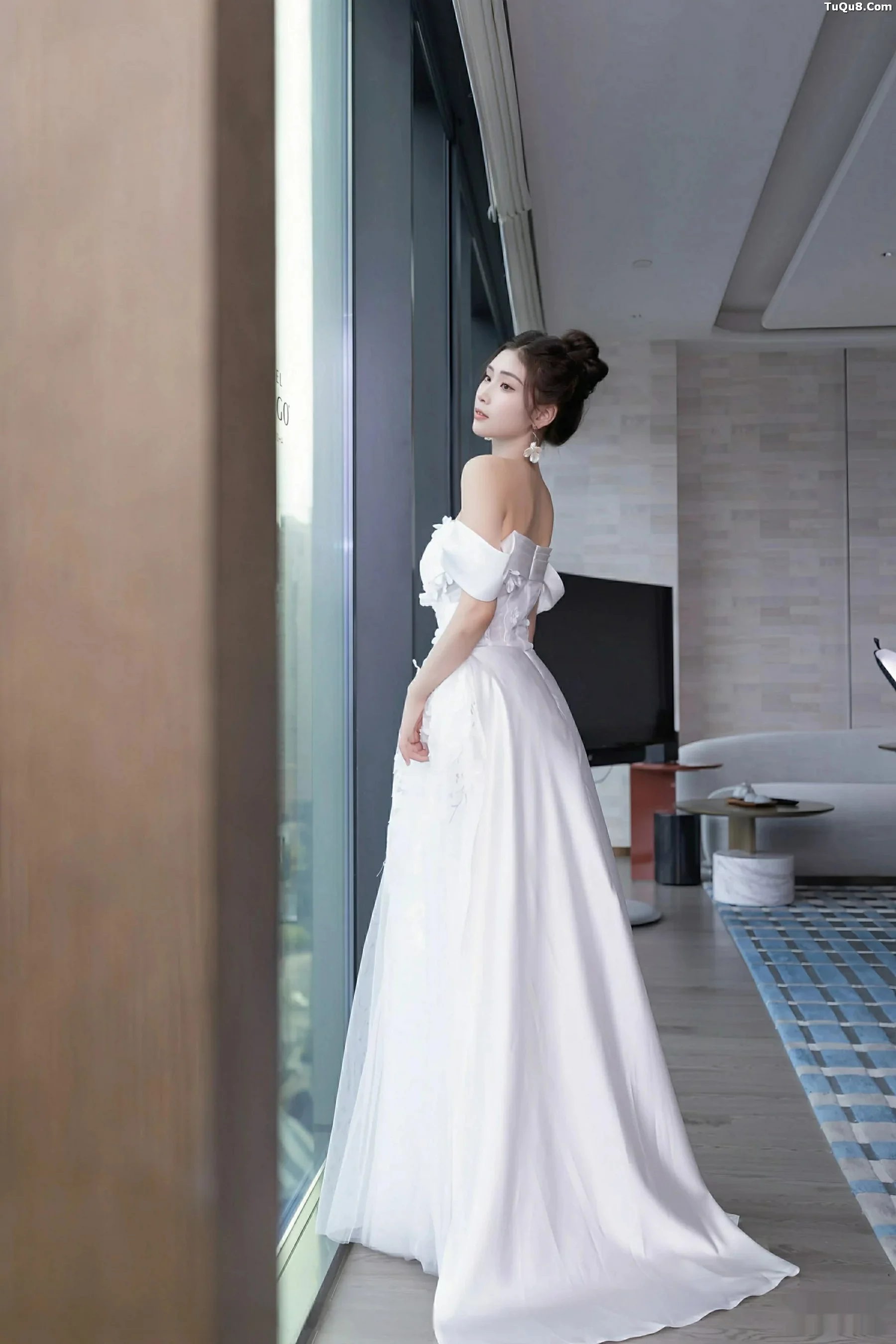 刘婷婷性感白色婚纱露白色内衣配超薄肉丝秀美腿绝美写真80P 5