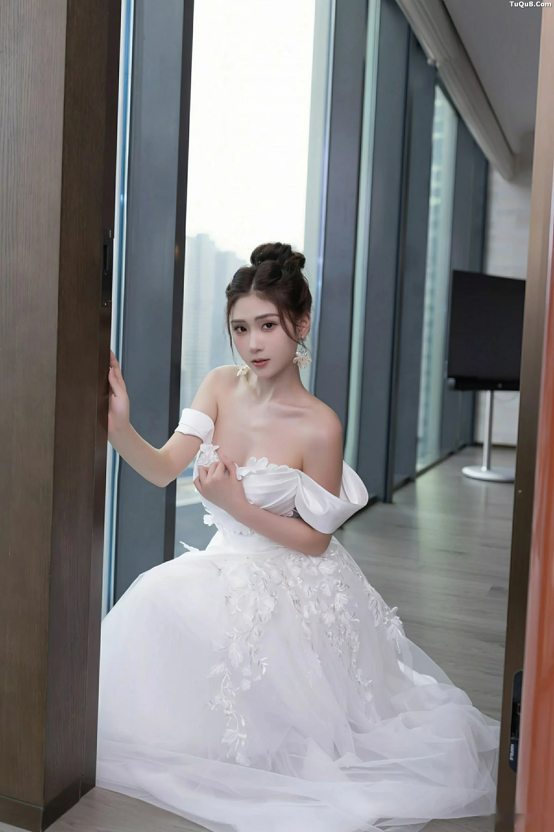 刘婷婷性感白色婚纱露白色内衣配超薄肉丝秀美腿绝美写真80P 6