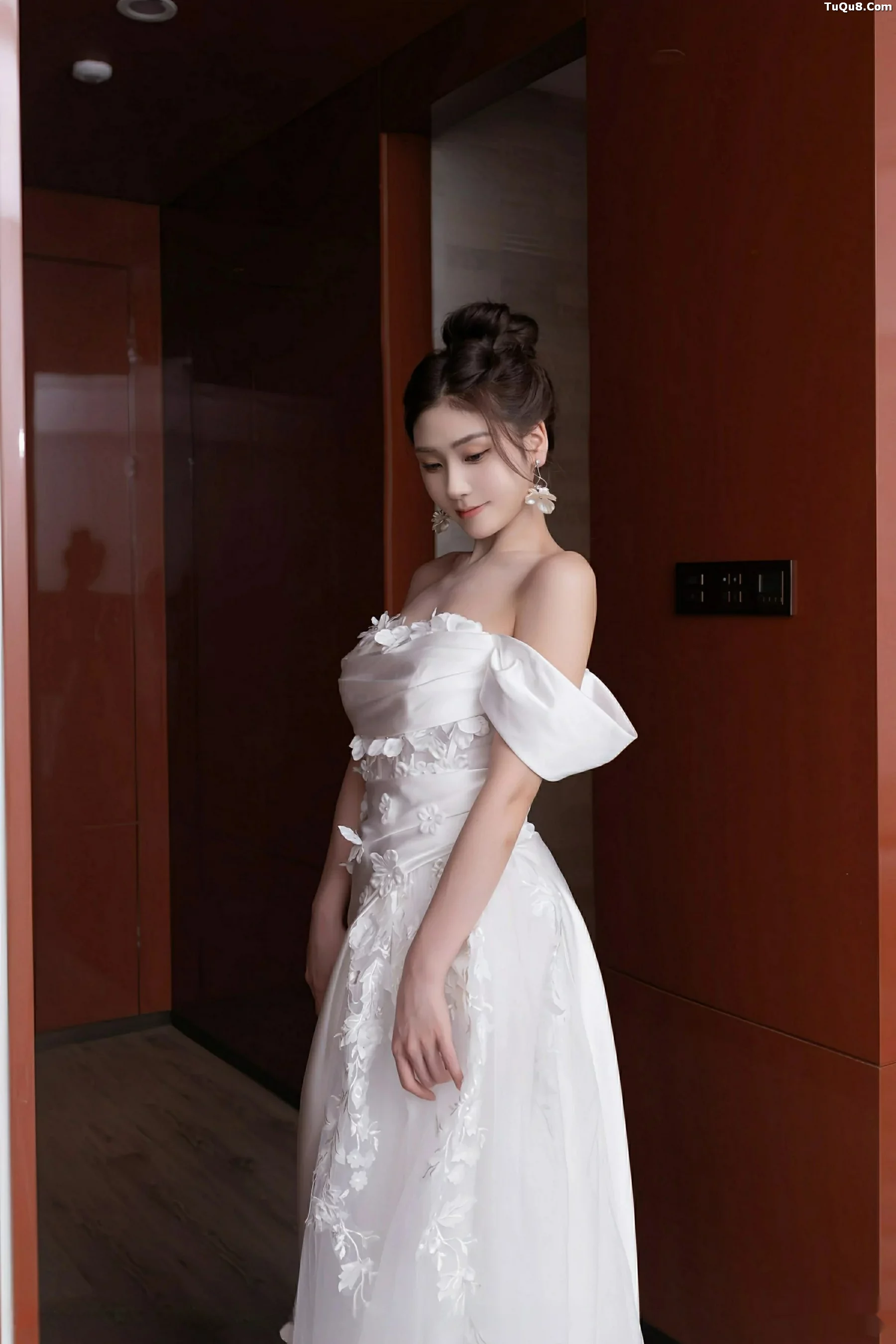 刘婷婷性感白色婚纱露白色内衣配超薄肉丝秀美腿绝美写真80P 7
