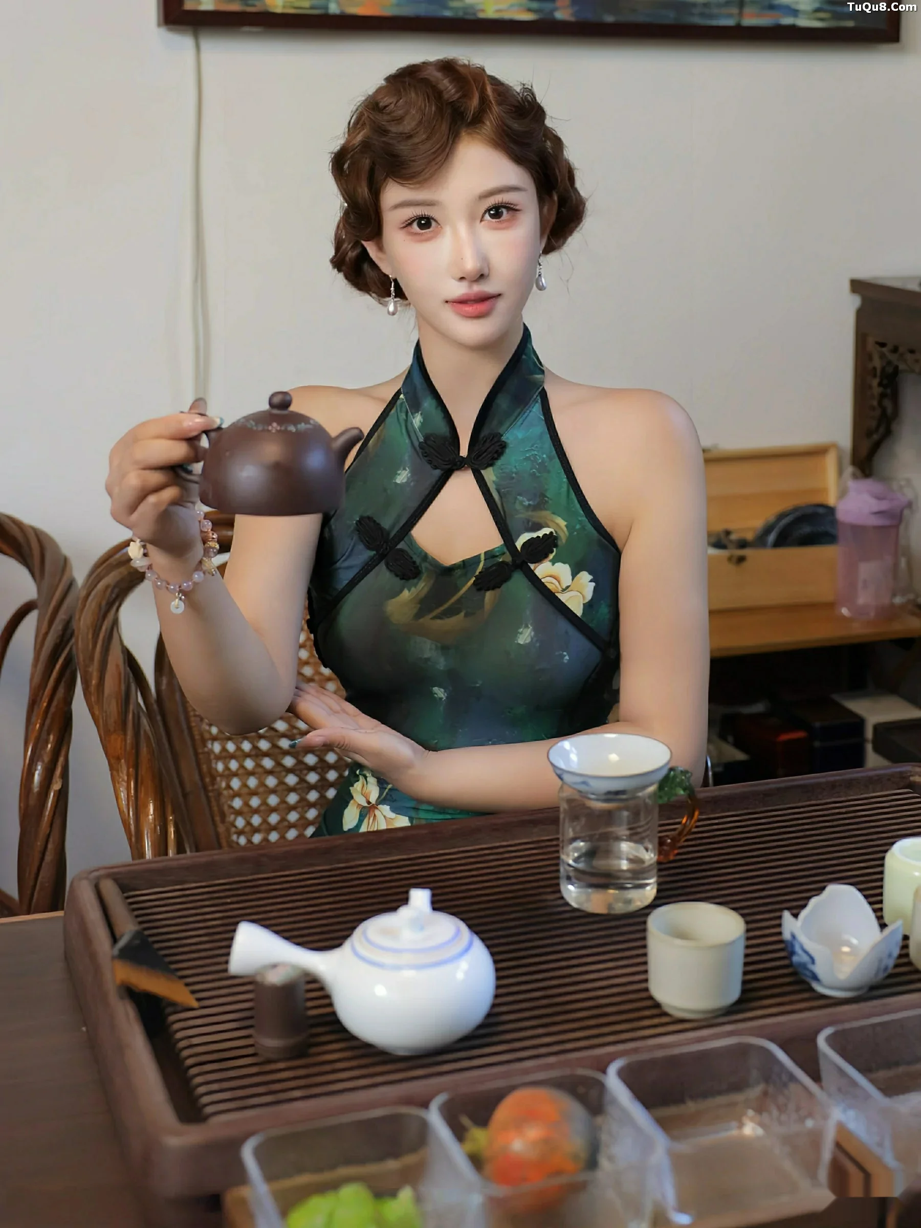 金允希Yuki性感绿色旗袍配超薄肉丝秀丰腴身材迷人绝美写真78P